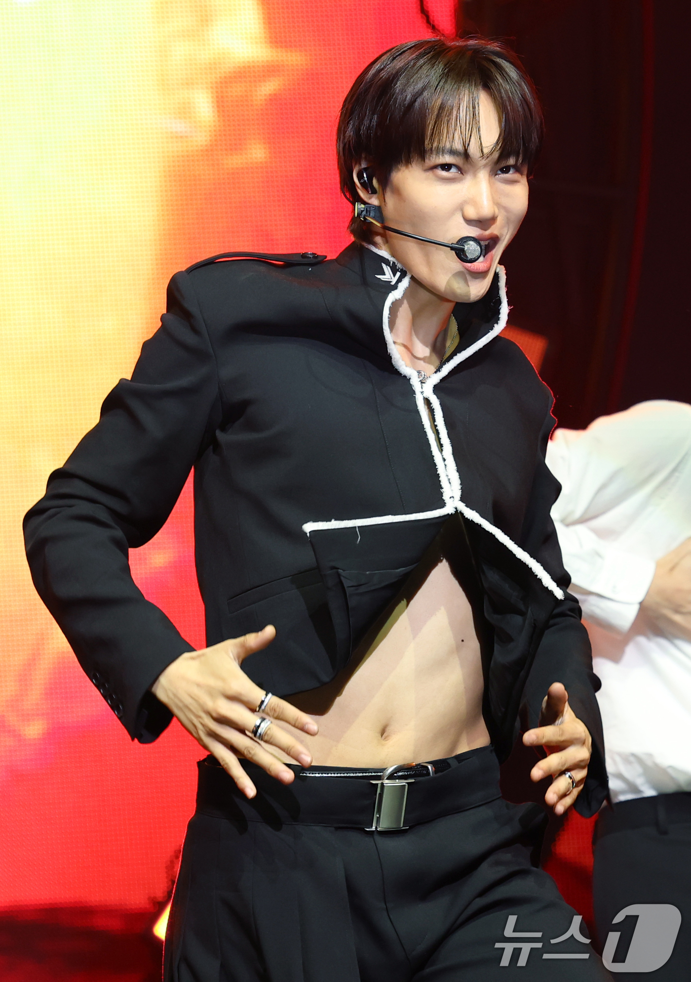 (서울=뉴스1) 권현진 기자 = 엑소 카이가 21일 서울 광장동 예스24 라이브홀에서 가진 네 번째 미니앨범 '웨이트 온 미(Wait On Me)' 발매 쇼케이스에 참석해 타이틀 …