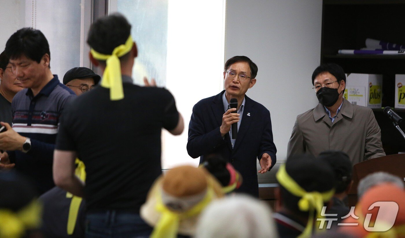 본문 이미지 - 한 주민이 &#39;태양광 폐패널 폐기물 종합재활용시설 주민설명회&#39;에서 거세게 반발하고 있다.2025.4.21./뉴스1 ⓒ News1 손도언 기자 