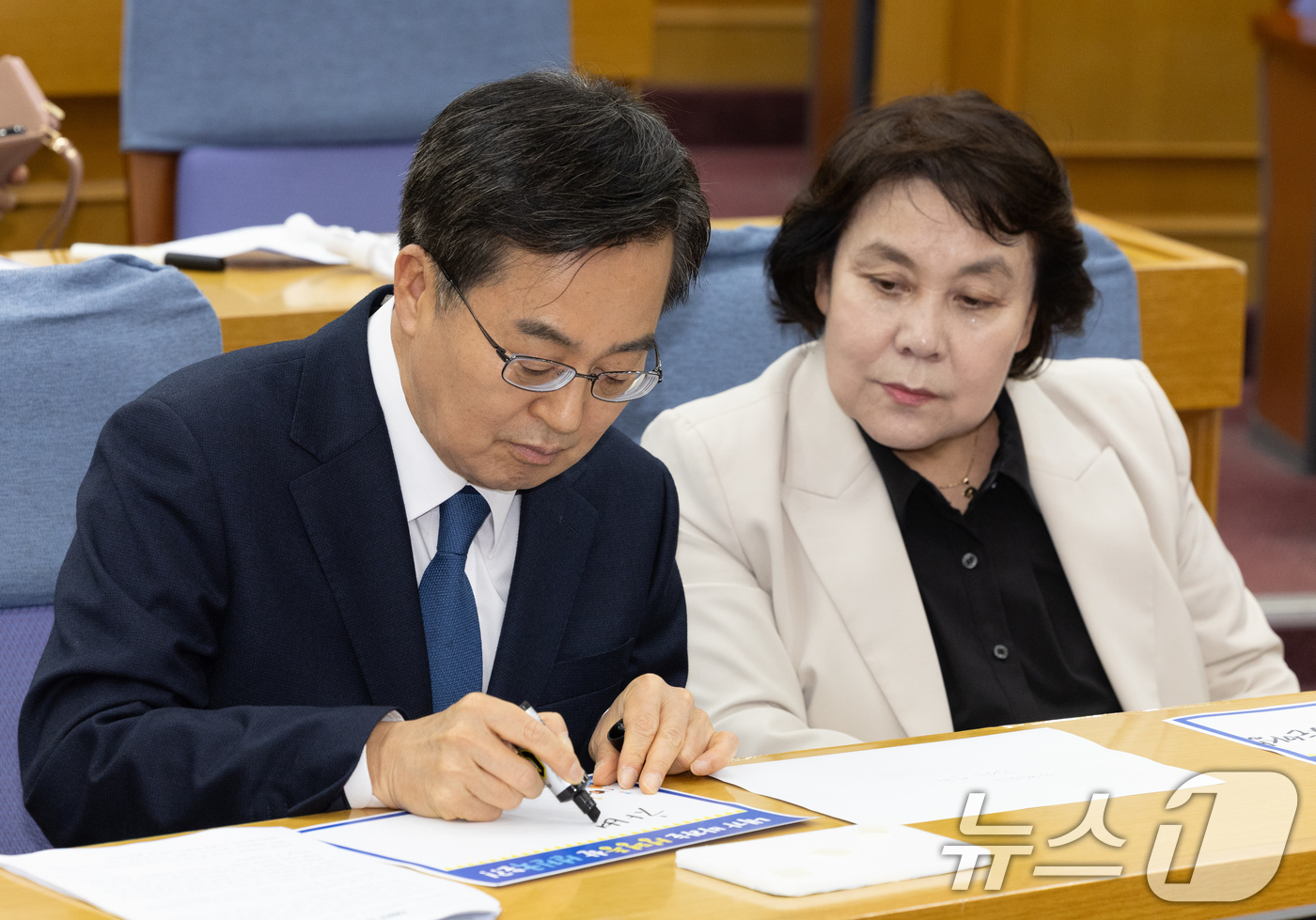 (서울=뉴스1) 이재명 기자 = 김동연 더불어민주당 경선 후보가 21일 오후 서울 여의도 국회 의원회관에서 열린 '모두의 성평등·다시 만난 세계' 여성간담회에서 판넬에 "차별없는 …