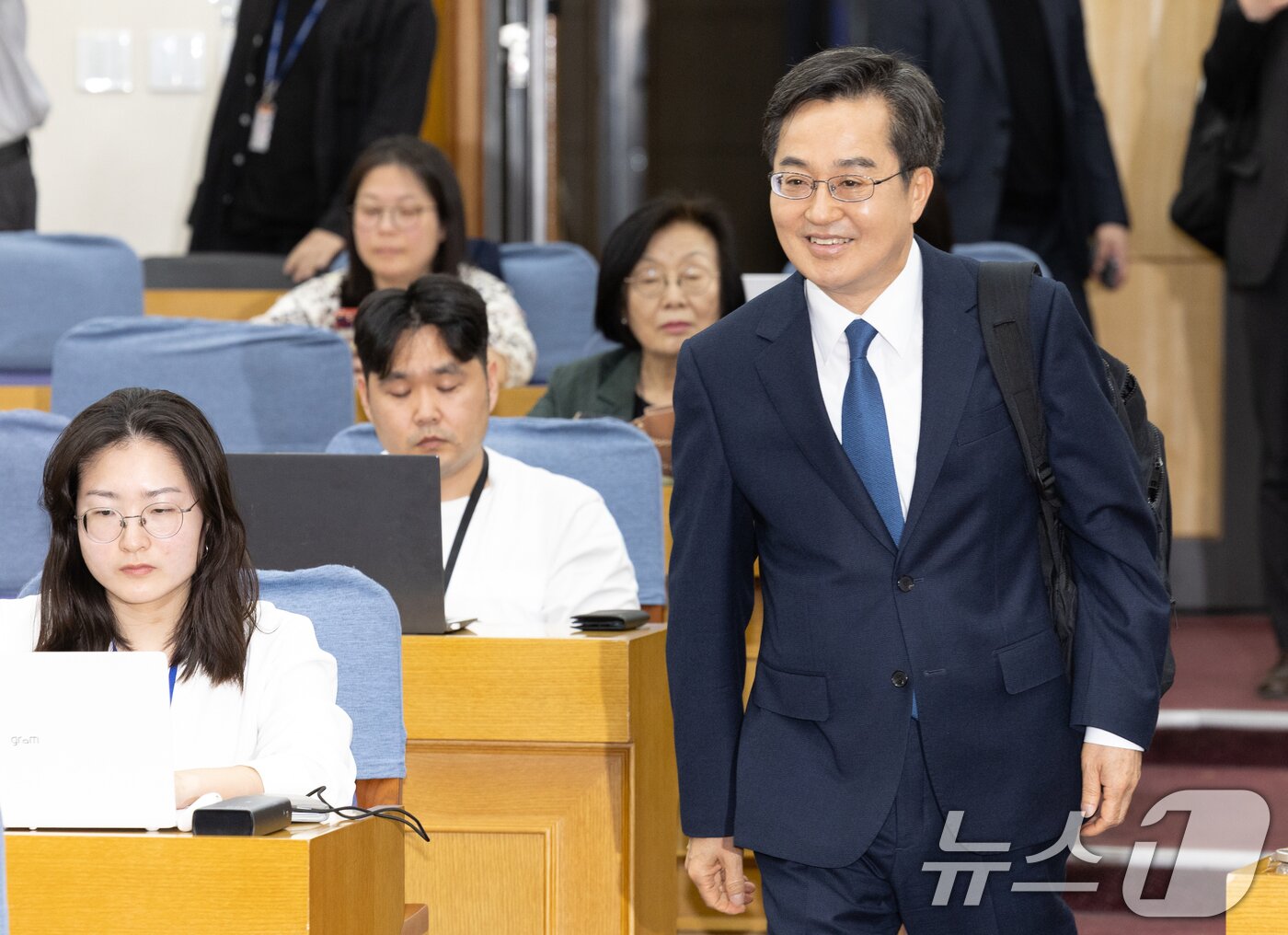 본문 이미지 - 김동연 더불어민주당 경선 후보가 21일 오후 서울 여의도 국회 의원회관에서 열린 '모두의 성평등·다시 만난 세계' 여성간담회에 참석하고 있다. 2025.4.21/뉴스1 ⓒ News1 이재명 기자