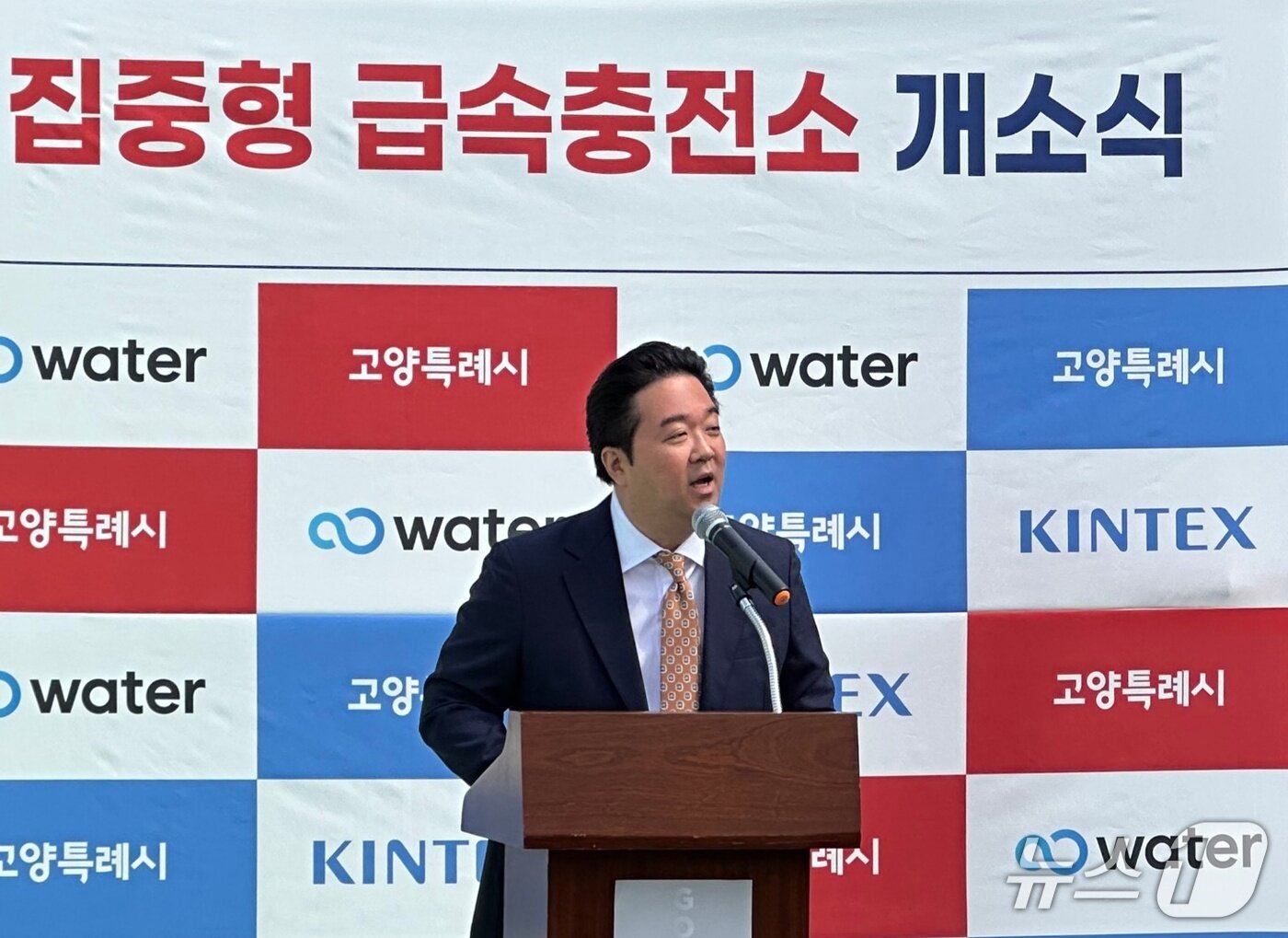 본문 이미지 - 21일 경기 고양 킨텍스 제2전시장 앞에서 열린 '전기차 집중형 급속충전소 개소식'에서 유대원 브라이트에너지파트너스 전기차충전사업부문 대표가 인사말을 하고 있다. (브라이트에너지파트너스 제공)