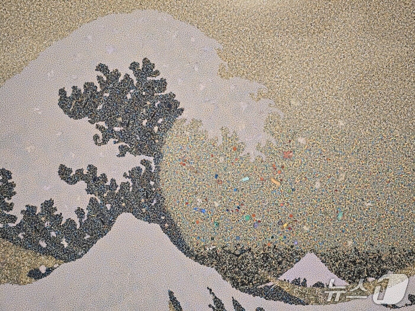 본문 이미지 - 일본 판화 '우키요에' 작가 가쓰시카 호쿠사이의 '가나가와의 큰 파도'를 떠올리는 사진 해양 환류'(Gyre)는 240만개의 플라스틱 조각으로 형상화했다. ⓒ 뉴스1 황덕현 기자
