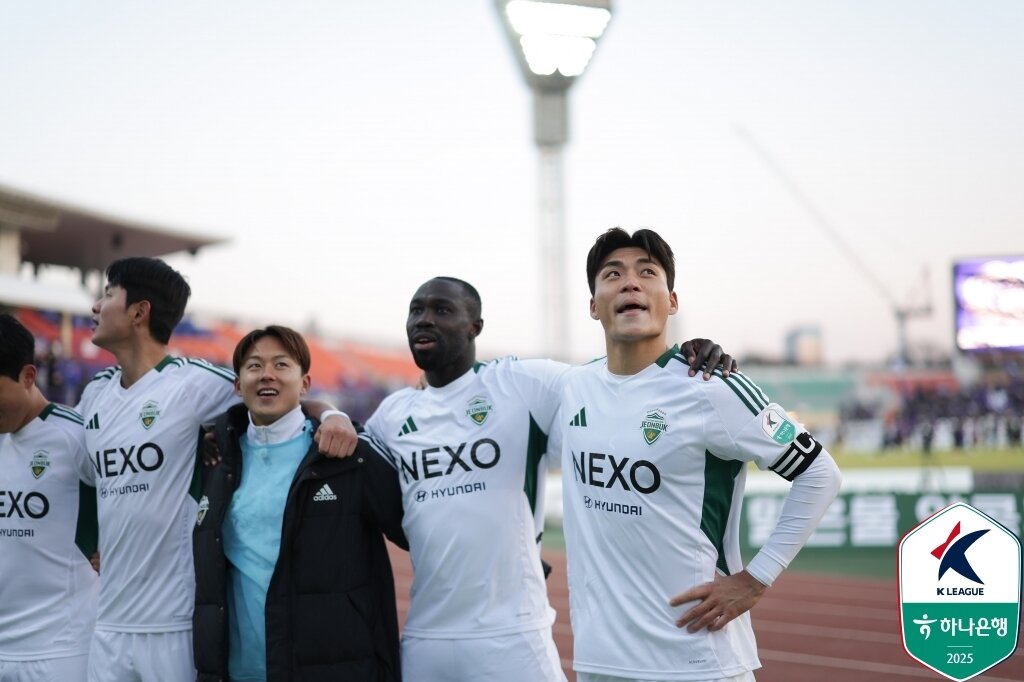 본문 이미지 - 안양전 승리 후 기뻐하는 전북 선수들(한국프로축구연맹 제공)