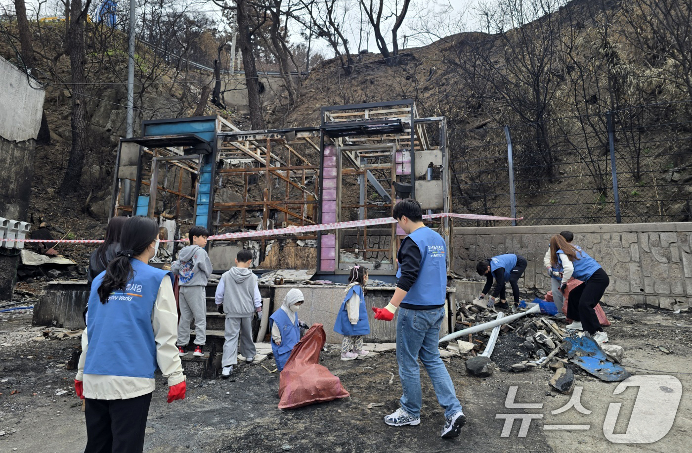 (영덕=뉴스1) 최창호 기자 = 경북 포항시에 있는 포스코퓨처엠 내화물2공장 봉사단이 20일 초대형 산불 피해지역인 영덕군 해안 마을인 노물리에서 복구 작업에 힘을 보탠 후 준비한 …