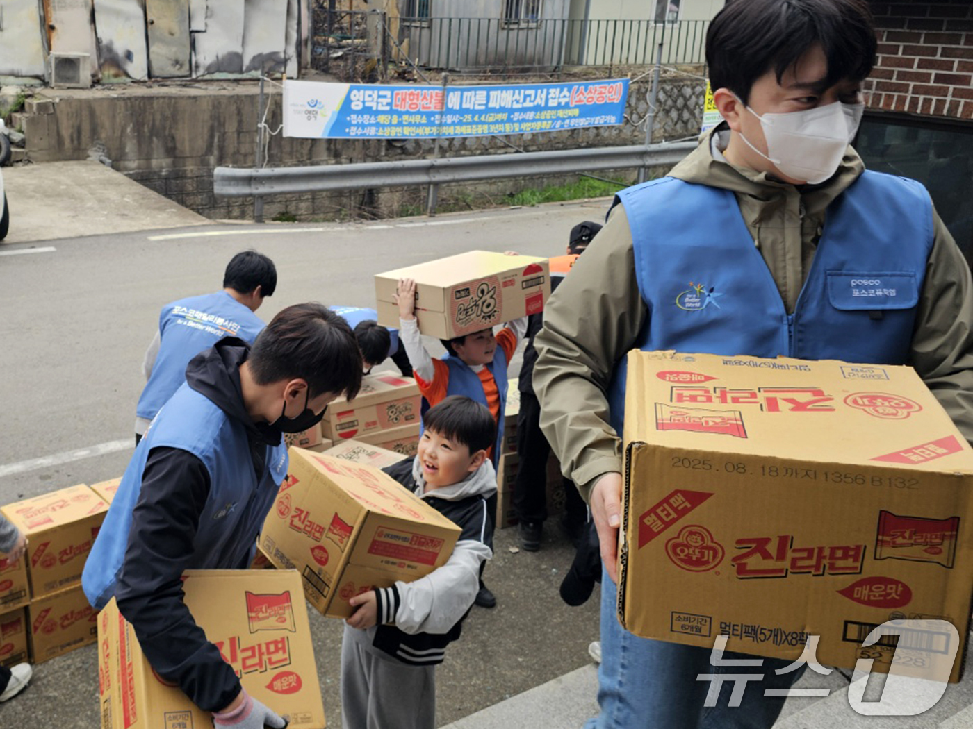 (영덕=뉴스1) 최창호 기자 = 경북 포항시에 있는 포스코퓨처엠 내화물2공장 봉사단이 20일 초대형 산불 피해지역인 영덕군 해안 마을인 노물리에서 복구 작업에 힘을 보탠 후 준비한 …