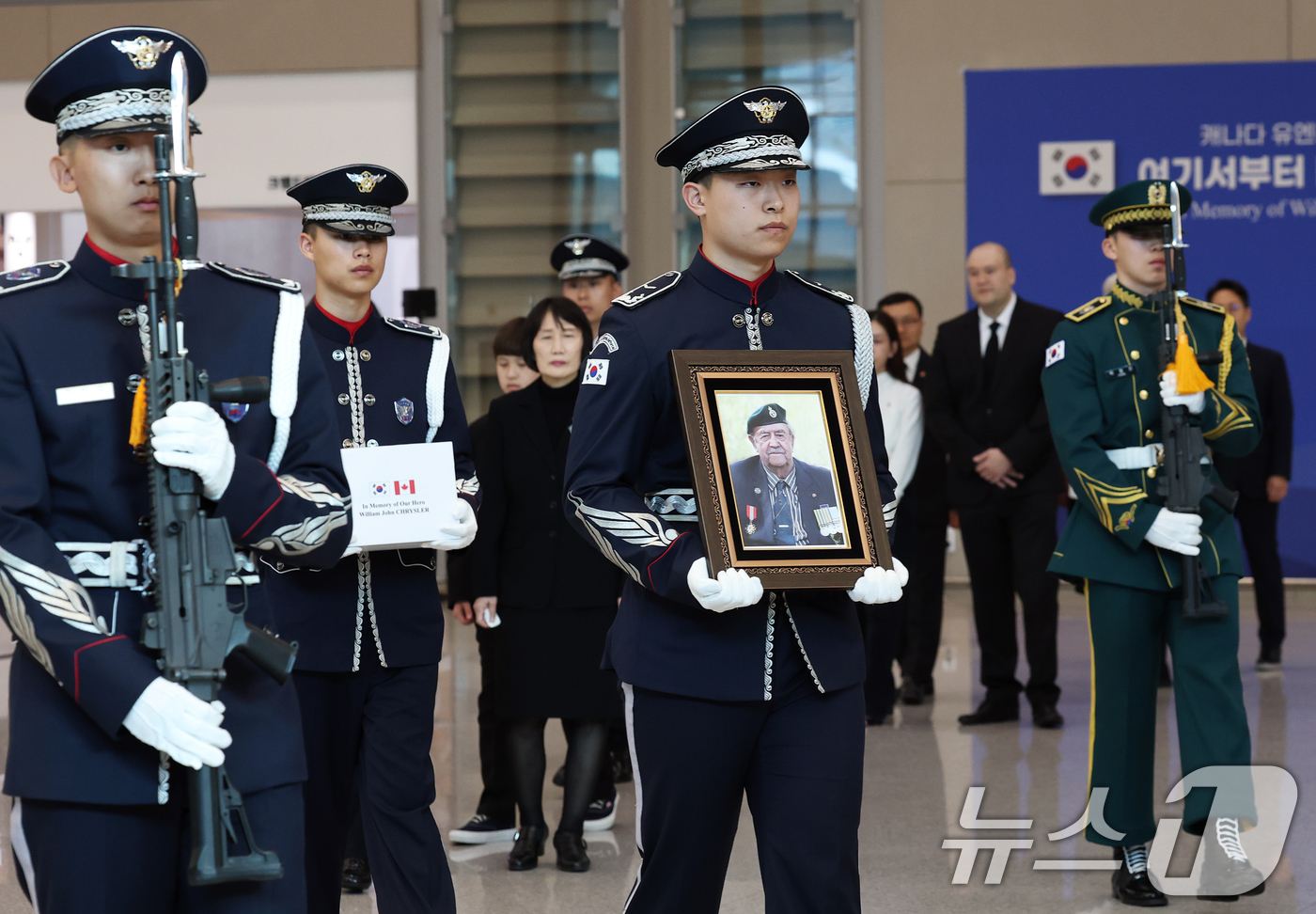 (인천공항=뉴스1) 오대일 기자 = 21일 오후 인천국제공항 2터미널 입국장에서 캐나다 참전용사 윌리엄 크라이슬러 유해 봉환식이 거행되고 있다.크라이슬러 참전용사는 1950년 8월 …