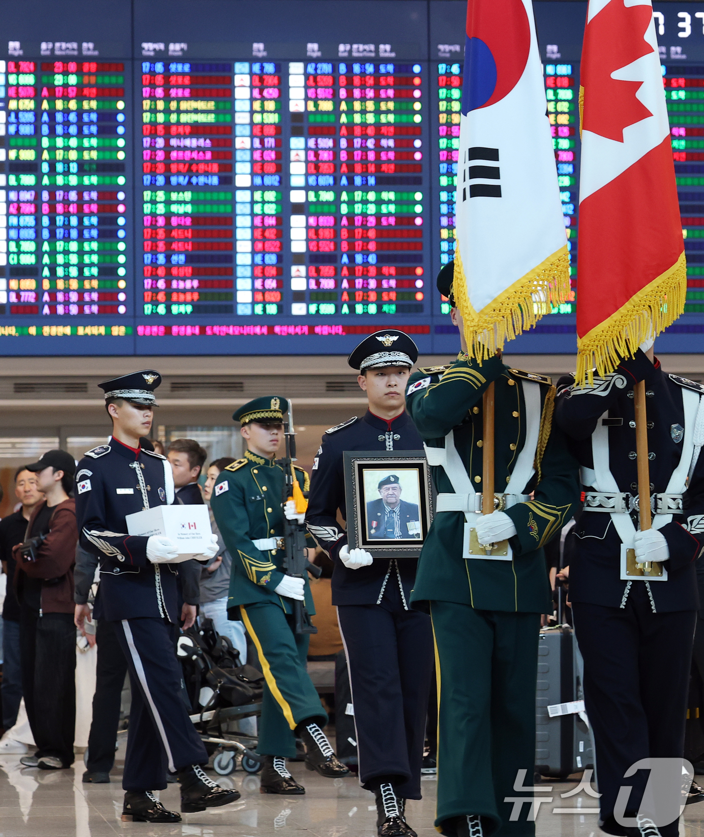 (인천공항=뉴스1) 오대일 기자 = 21일 오후 인천국제공항 2터미널 입국장에서 캐나다 참전용사 윌리엄 크라이슬러 유해 봉환식이 거행되고 있다.크라이슬러 참전용사는 1950년 8월 …
