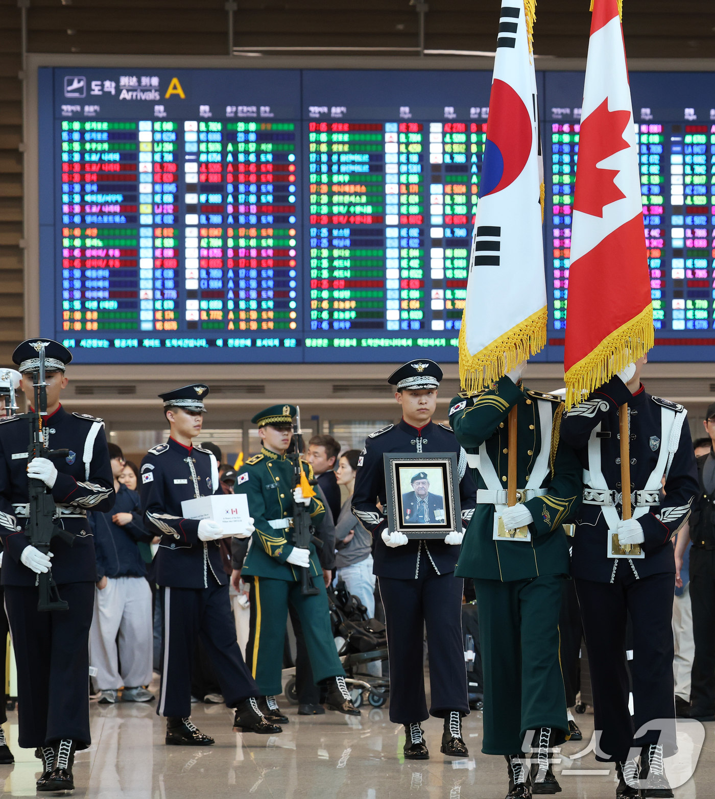 (인천공항=뉴스1) 오대일 기자 = 21일 오후 인천국제공항 2터미널 입국장에서 캐나다 참전용사 윌리엄 크라이슬러 유해 봉환식이 거행되고 있다.크라이슬러 참전용사는 1950년 8월 …