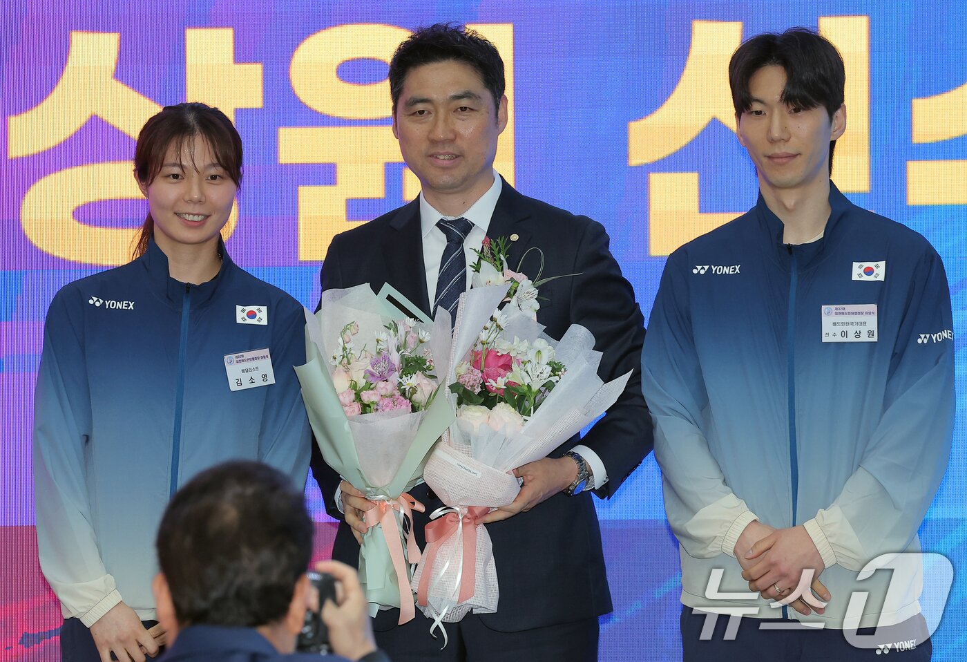 본문 이미지 - 김동문 대한배드민턴협회장이 21일 오후 서울 송파구 올림픽파크텔 올림피아홀에서 열린 대한배드민턴협회 제32대 회장 취임식에서 국가대표 이상원, 김소영 선수에게 축하 꽃다발을 받은 후 기념 촬영을 하고 있다. ⓒ News1 박정호 기자