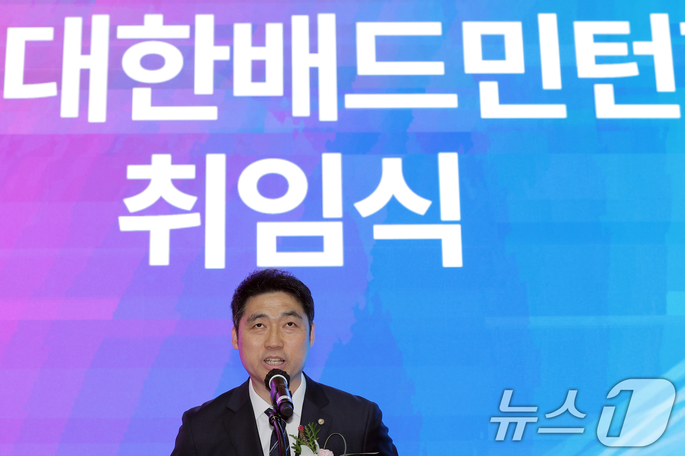 (서울=뉴스1) 박정호 기자 = 김동문 대한배드민턴협회장이 21일 오후 서울 송파구 올림픽파크텔 올림피아홀에서 열린 대한배드민턴협회 제32대 회장 취임식에서 취임사를 하고 있다.김 …