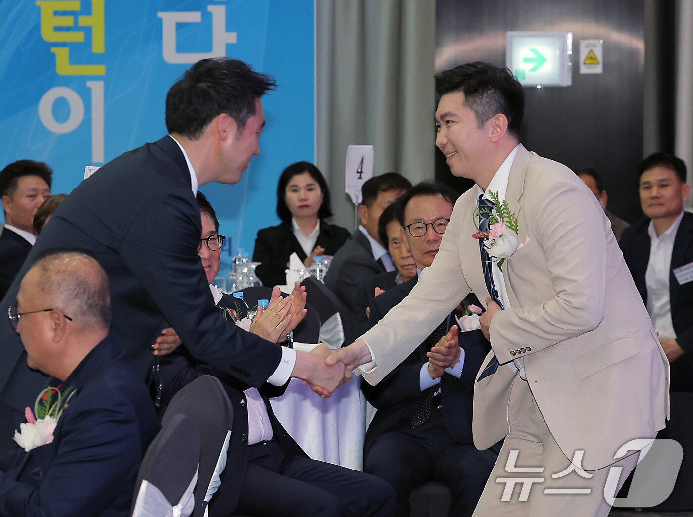 본문 이미지 - 유승민 대한체육회장이 21일 오후 서울 송파구 올림픽파크텔 올림피아홀에서 열린 대한배드민턴협회 제32대 회장 취임식에서 축사를 마친 뒤 김동문 대한배드민턴협회장과 인사를 나누고 있다.  2025.4.21/뉴스1 ⓒ News1 박정호 기자