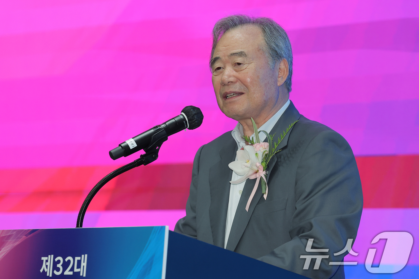 (서울=뉴스1) 박정호 기자 = 강영중 전 대한배드민턴협회장이 21일 오후 서울 송파구 올림픽파크텔 올림피아홀에서 열린 대한배드민턴협회 제32대 회장 취임식에서 축사를 하고 있다. …