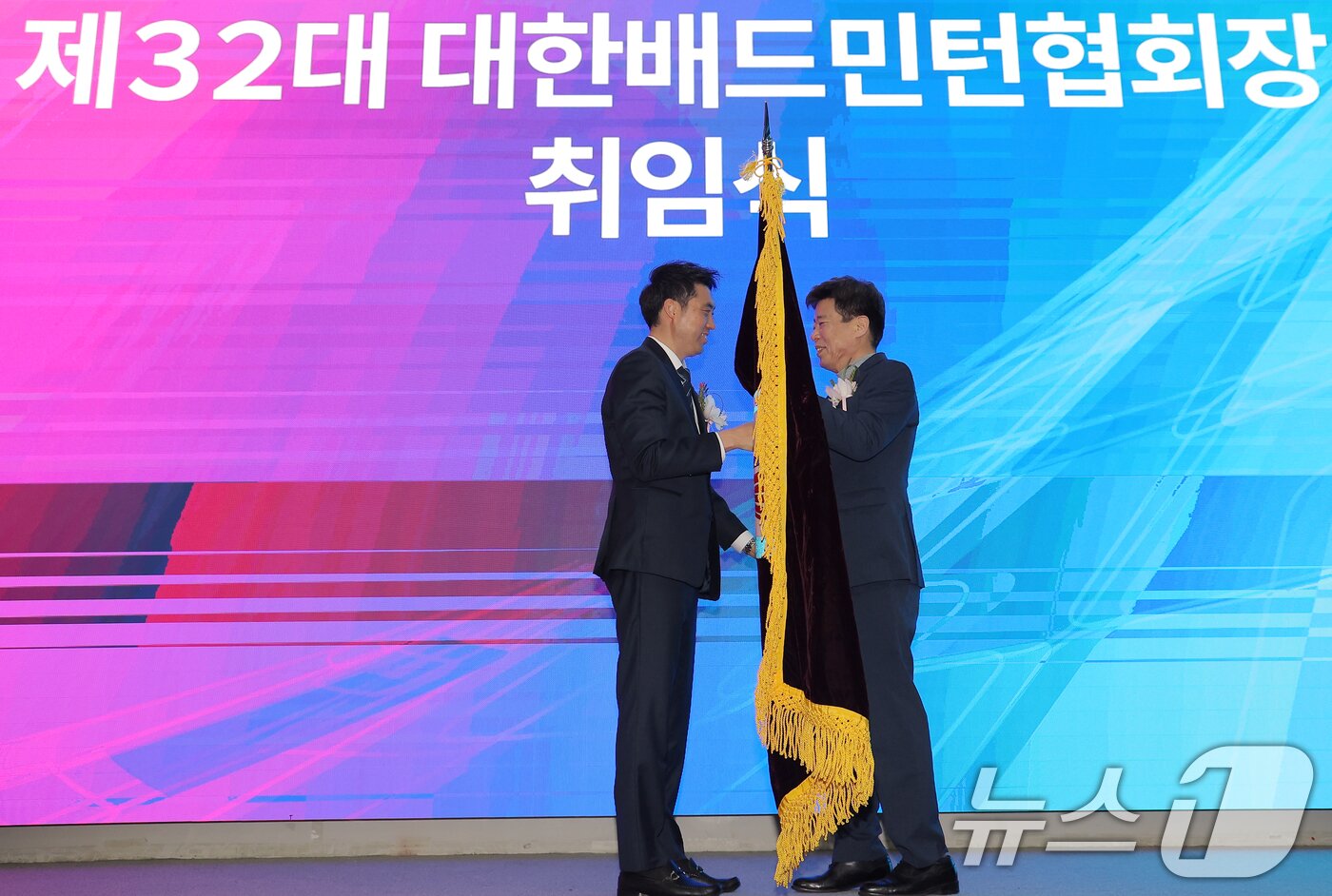 본문 이미지 - 김동문 대한배드민턴협회장이 21일 오후 서울 송파구 올림픽파크텔 올림피아홀에서 열린 대한배드민턴협회 제32대 회장 취임식에서 신계륜 29대 회장에게 협회기를 전달받고 있다. 2025.4.21/뉴스1 ⓒ News1 박정호 기자