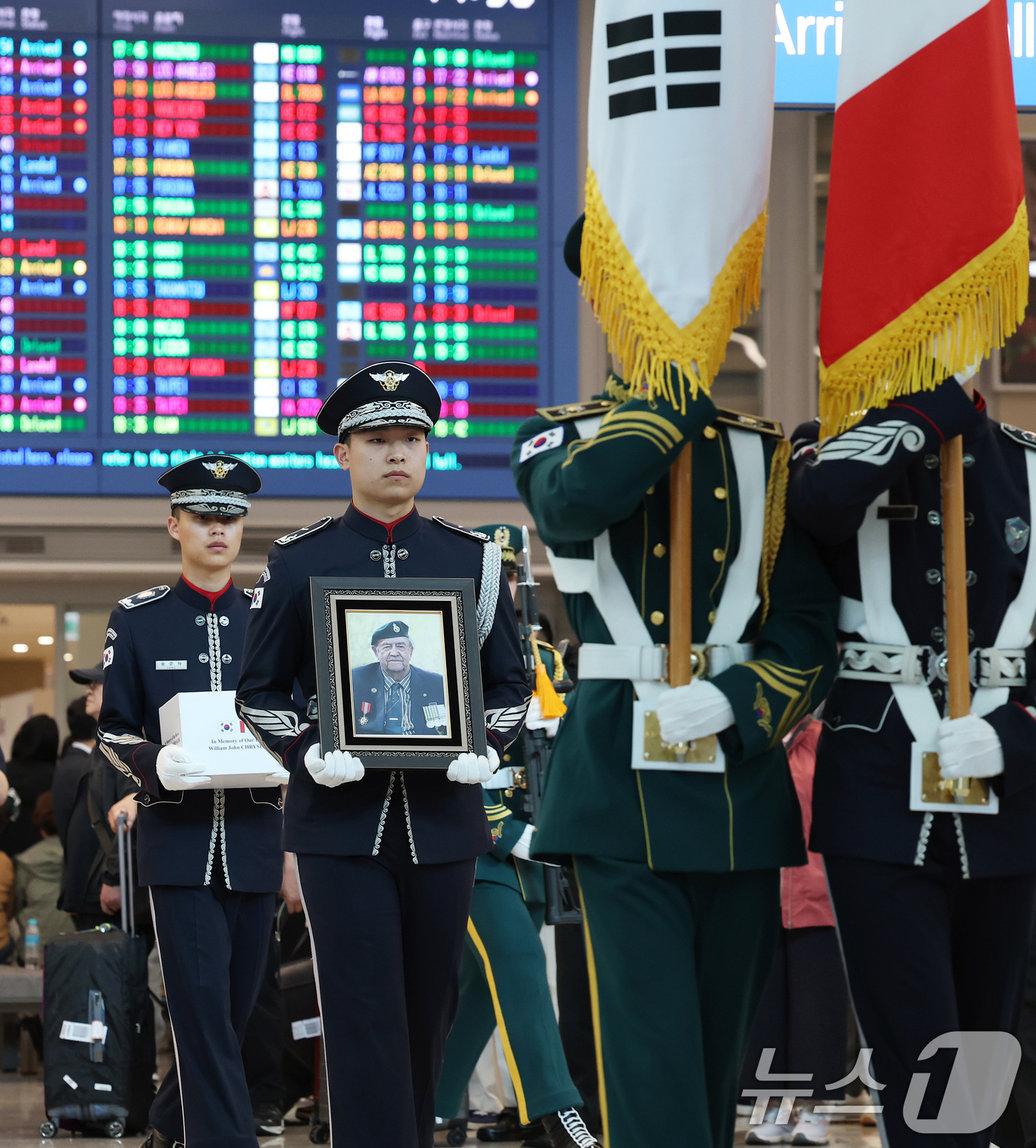 (인천공항=뉴스1) 오대일 기자 = 21일 오후 인천국제공항 2터미널 입국장에서 캐나다 참전용사 윌리엄 크라이슬러 유해 봉환식이 거행되고 있다.크라이슬러 참전용사는 1950년 8월 …