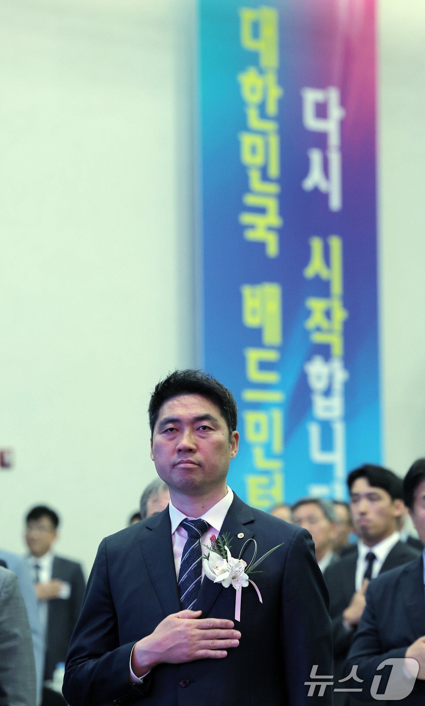 본문 이미지 - 김동문 대한배드민턴협회장이 21일 오후 서울 송파구 올림픽파크텔 올림피아홀에서 열린 대한배드민턴협회 제32대 회장 취임식에서 국민의례를 하고 있다. 2025.4.21/뉴스1 ⓒ News1 박정호 기자