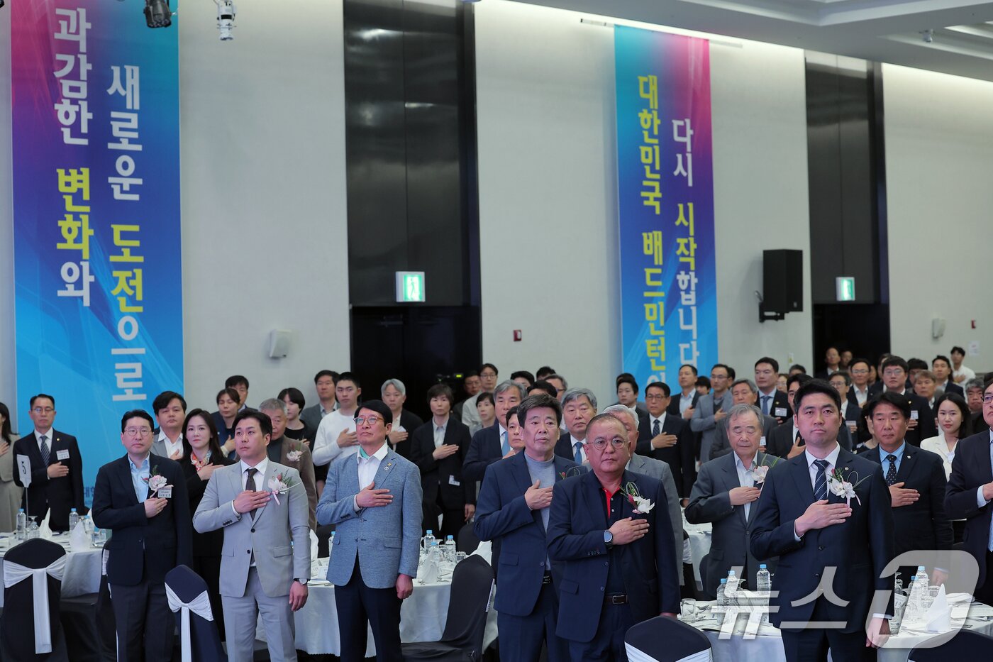 본문 이미지 - 김동문 대한배드민턴협회장을 비롯한 참석자들이 21일 오후 서울 송파구 올림픽파크텔 올림피아홀에서 열린 대한배드민턴협회 제32대 회장 취임식에서 국민의례를 하고 있다. 2025.4.21/뉴스1 ⓒ News1 박정호 기자