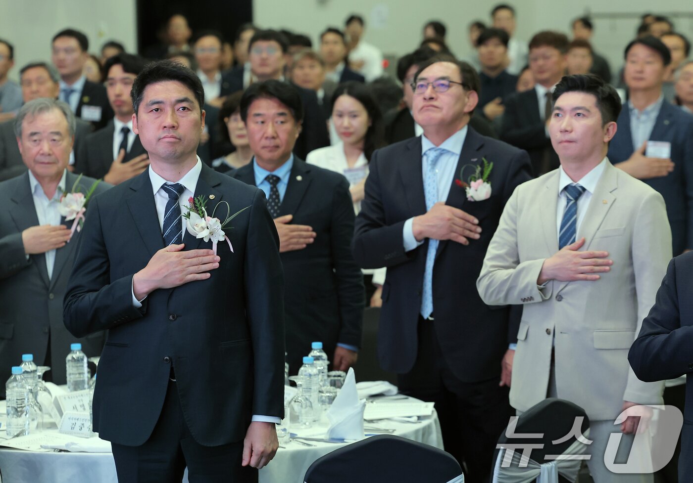 본문 이미지 - 김동문 대한배드민턴협회장과 유승민 대한체육회장을 비롯한 참석자들이 21일 오후 서울 송파구 올림픽파크텔 올림피아홀에서 열린 대한배드민턴협회 제32대 회장 취임식에서 국민의례를 하고 있다. 2025.4.21/뉴스1 ⓒ News1 박정호 기자