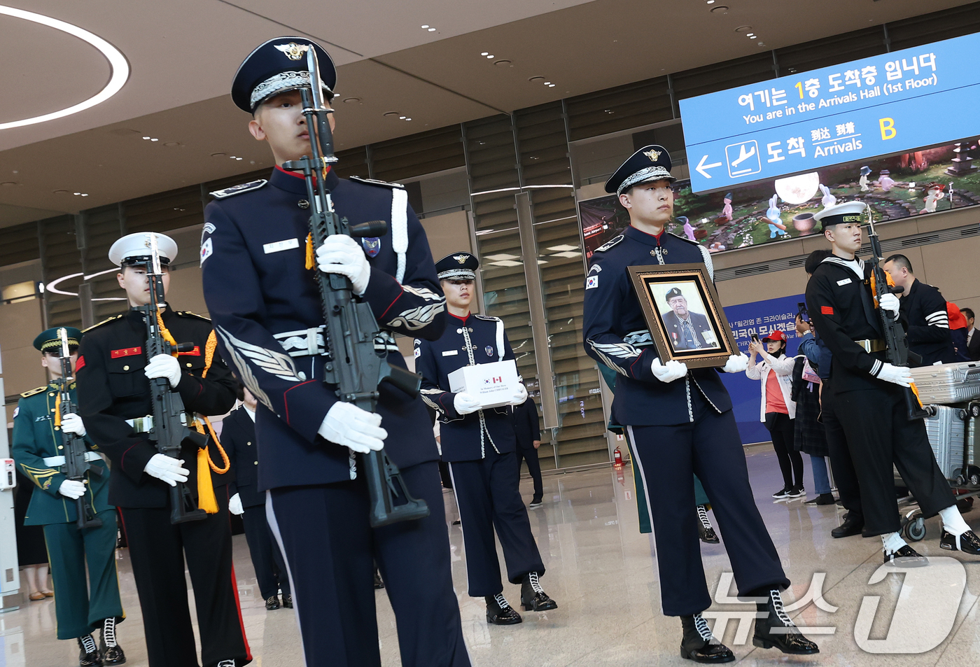 (인천공항=뉴스1) 오대일 기자 = 21일 오후 인천국제공항 2터미널 입국장에서 캐나다 참전용사 윌리엄 크라이슬러 유해 봉환식이 거행되고 있다.크라이슬러 참전용사는 1950년 8월 …