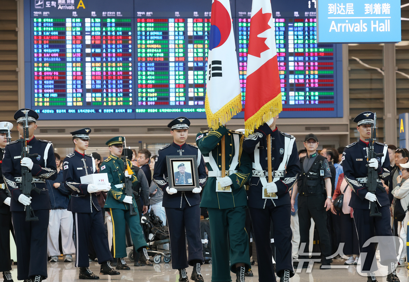 (인천공항=뉴스1) 오대일 기자 = 21일 오후 인천국제공항 2터미널 입국장에서 캐나다 참전용사 윌리엄 크라이슬러 유해 봉환식이 거행되고 있다.크라이슬러 참전용사는 1950년 8월 …