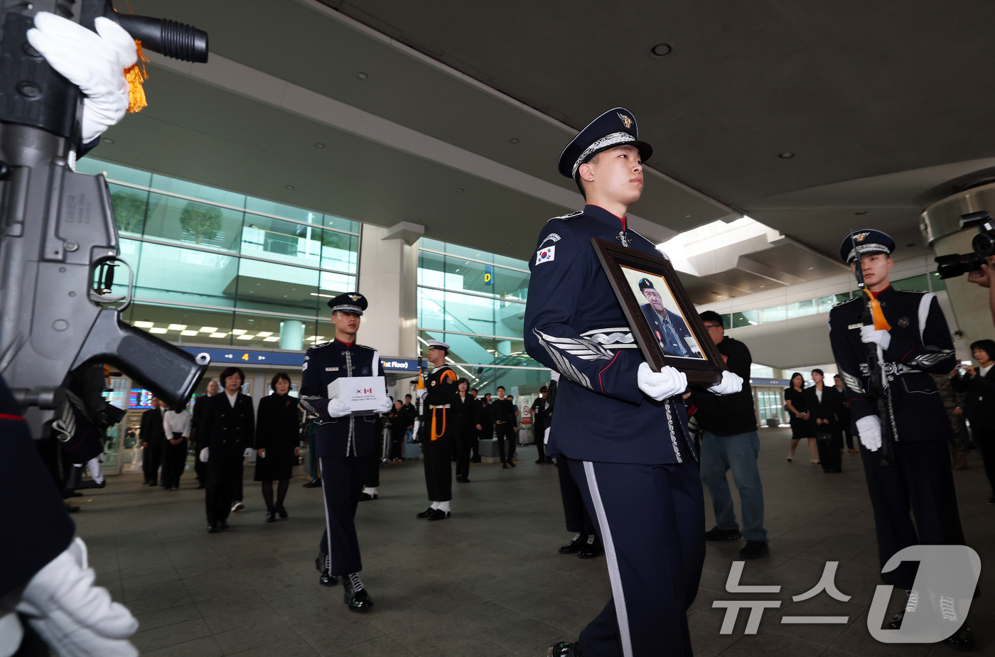 (인천공항=뉴스1) 오대일 기자 = 21일 오후 인천국제공항 2터미널 입국장에서 캐나다 참전용사 윌리엄 크라이슬러 유해 봉환식이 거행되고 있다.크라이슬러 참전용사는 1950년 8월 …