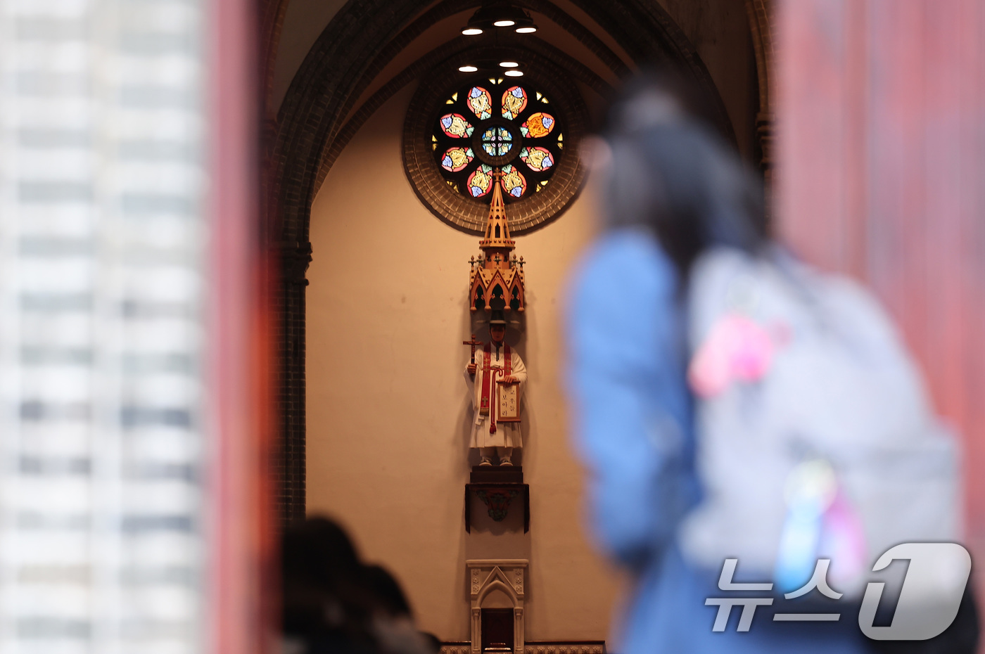 (서울=뉴스1) 김성진 기자 = 제266대 교황인 프란치스코 교황이 선종한 21일 서울 중구 천주교 서울대교구 주교좌명동대성당에서 신도들이 평일 미사를 하기 위해 발걸음을 옮기고 …