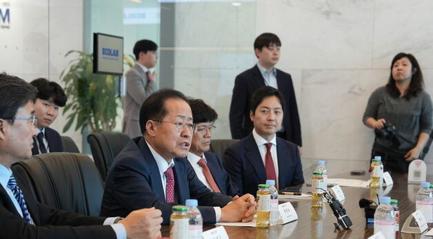 주한미국상공회의소 간담회서 발언하는 홍준표