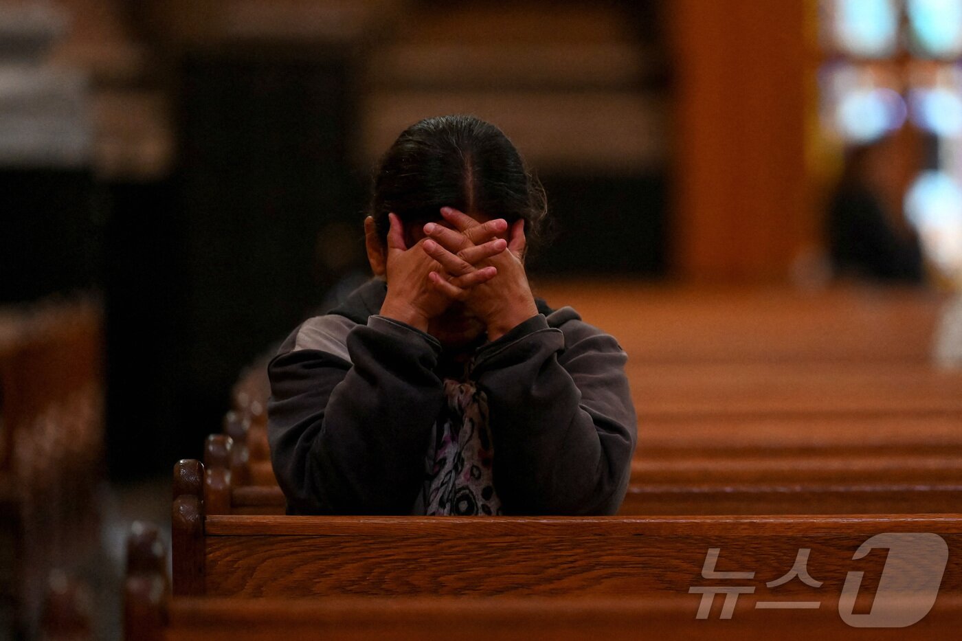 본문 이미지 - 프란치스코 교황이 선종한 21일&#40;현지시간&#41; 아르헨티나 부에노스아이레스에 있는 산호세 데 플로레스 대성당에서 한 신도가 기도를 하고 있다. ⓒ 로이터=뉴스1 ⓒ News1 김성진 기자