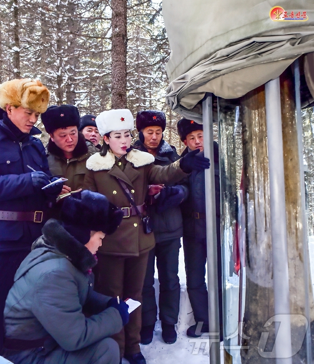 (평양 노동신문=뉴스1) = 북한 노동당 기관지 노동신문은 22일 사자봉 밀영에서 관람자들이 "항일혁명선렬들이 지녔던 백절불굴의 혁명정신, 강인한 투쟁기풍을 깊이 체득해가고 있다" …