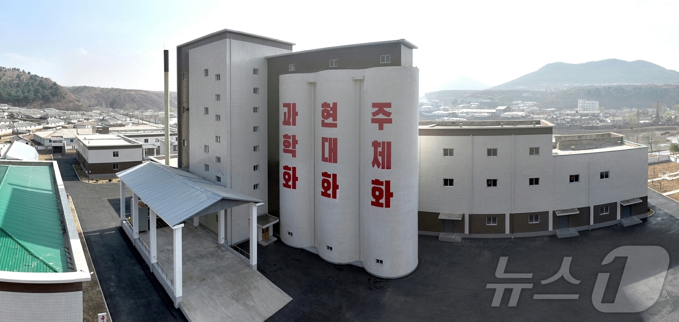 (평양 노동신문=뉴스1) = 북한 노동당 기관지 노동신문은 22일 황해북도 신계밀가공공장이 건설돼 지난 21일 준공식이 진행됐다고 보도했다. 김명훈 내각부총리는 준공사에서 "당창건 …