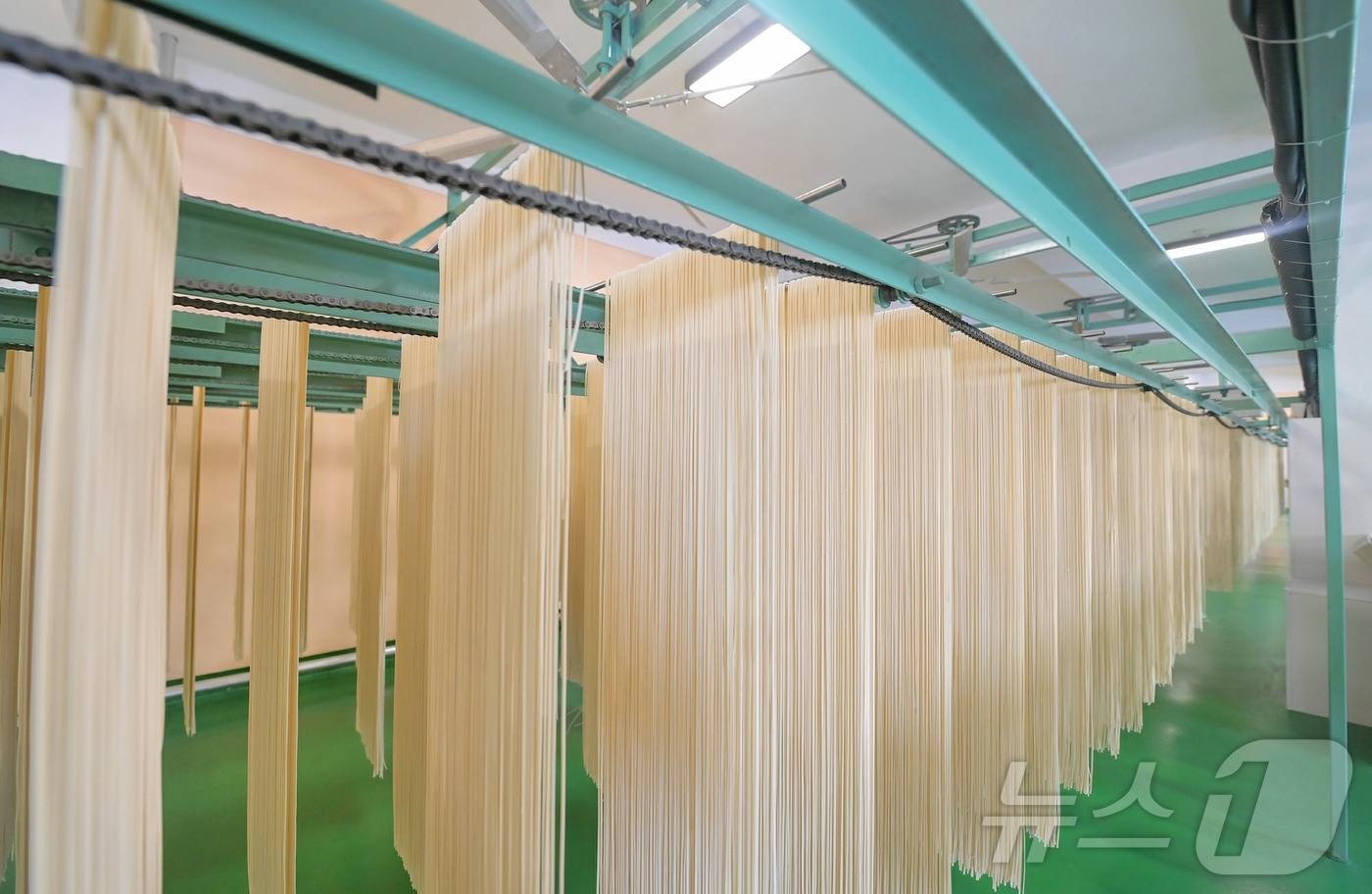 (평양 노동신문=뉴스1) = 북한 노동당 기관지 노동신문은 22일 황해북도 신계밀가공공장이 건설돼 지난 21일 준공식이 진행됐다고 보도했다. 김명훈 내각부총리는 준공사에서 "당창건 …