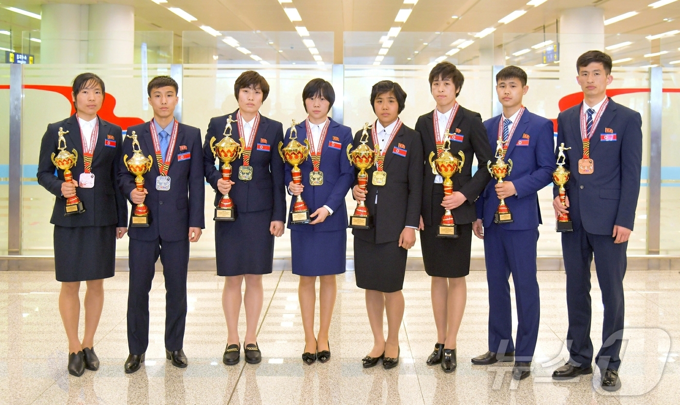 (평양 노동신문=뉴스1) = 북한 노동당 기관지 노동신문은 22일 러시아에서 진행된 2025 국제권투경기대회에 참가했던 선수들이 지난 21일 귀국했다고 보도했다. 이들은 이번 경기 …