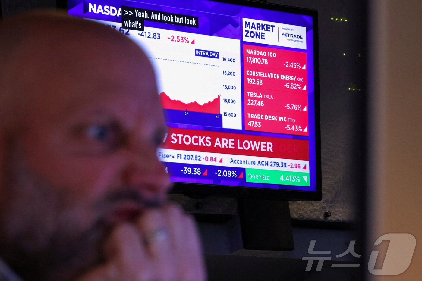 본문 이미지 - 21일&#40;현지시간&#41; 미국 뉴욕 증권거래소&#40;NYSE&#41;에서 트레이더가 증시 모니터를 바라보고 있다.  ⓒ 로이터=뉴스1