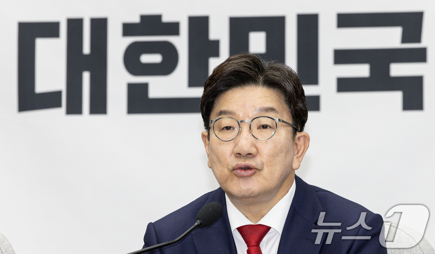 (서울=뉴스1) 이재명 기자 = 권성동 국민의힘 원내대표가 22일 오전 서울 여의도 국회에서 열린 원내대책회의에서 발언을 하고 있다. 2025.4.22/뉴스1