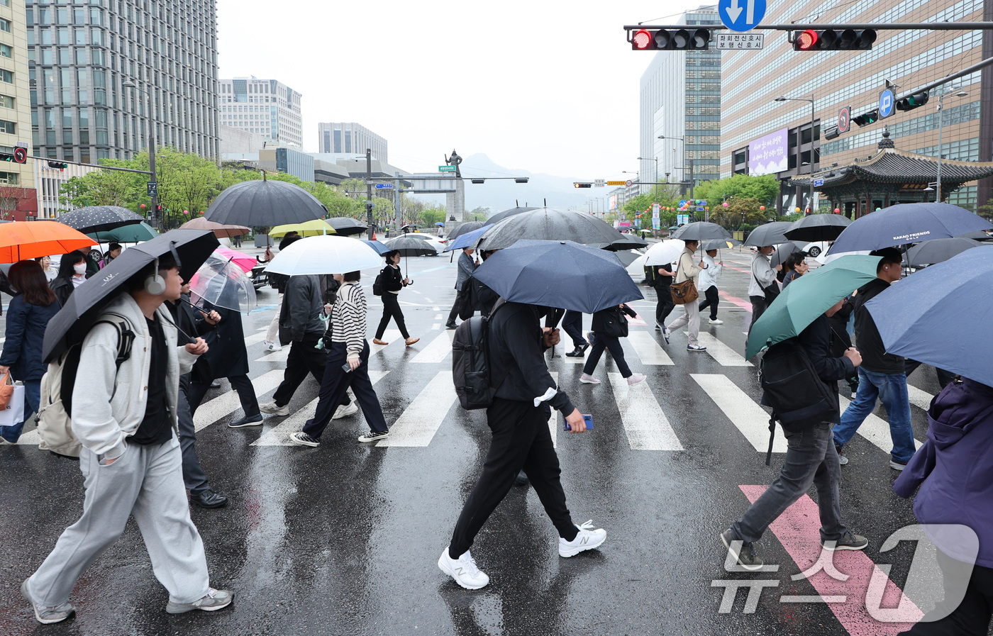 (서울=뉴스1) 신웅수 기자 = 봄비가 내린 22일 서울 광화문네거리에서 우산을 쓴 시민들이 출근하고 있다.기상청은 이날 전국에서 봄비가 내리며 영남은 최대 80㎜, 수도권은 최대 …