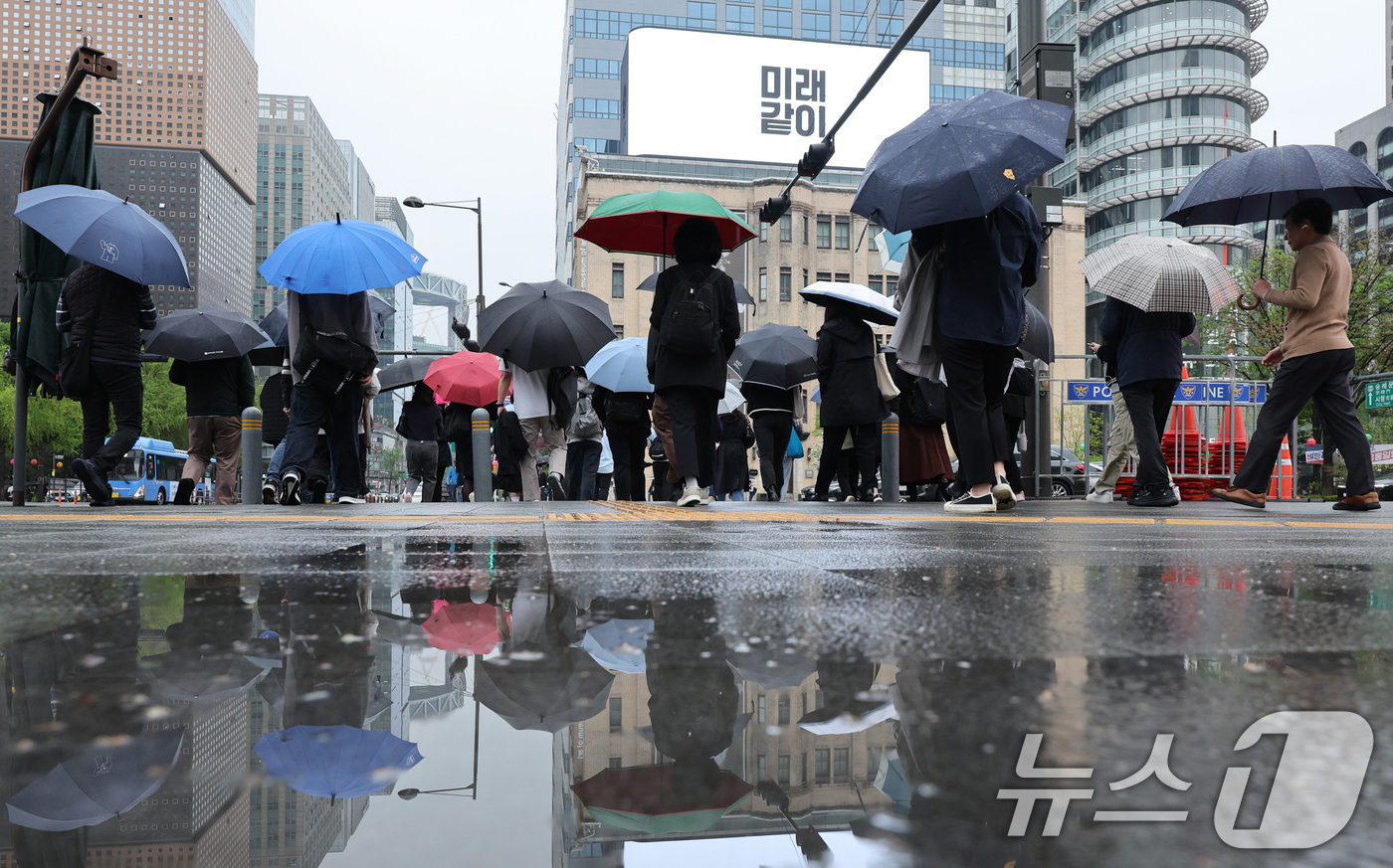 (서울=뉴스1) 신웅수 기자 = 봄비가 내린 22일 서울 광화문네거리에서 우산을 쓴 시민들이 출근하고 있다.기상청은 이날 전국에서 봄비가 내리며 영남은 최대 80㎜, 수도권은 최대 …
