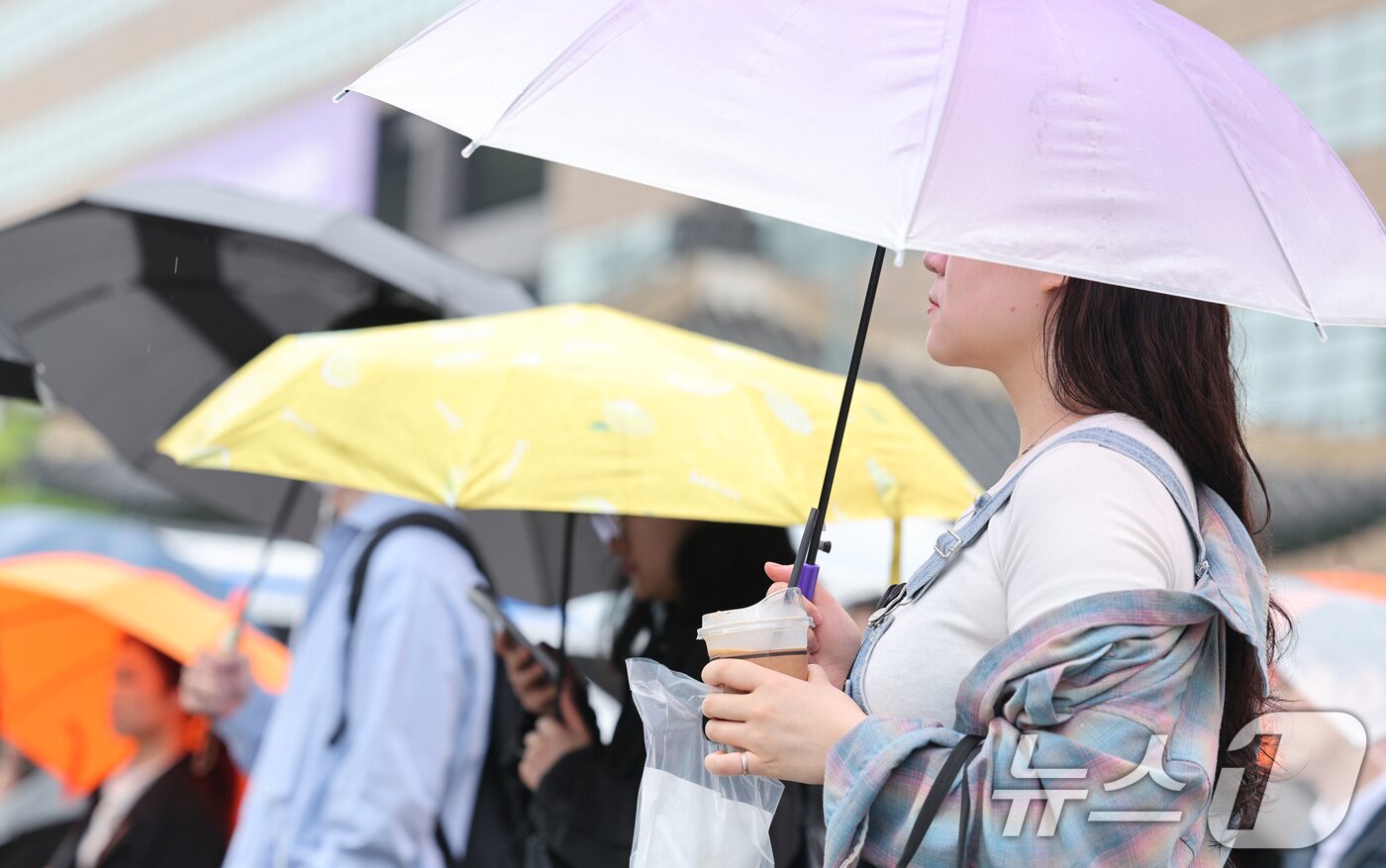 본문 이미지 - 봄비가 내린 22일 서울 광화문네거리에서 우산을 쓴 시민들이 출근하고 있다.  2025.4.22/뉴스1 ⓒ News1 신웅수 기자