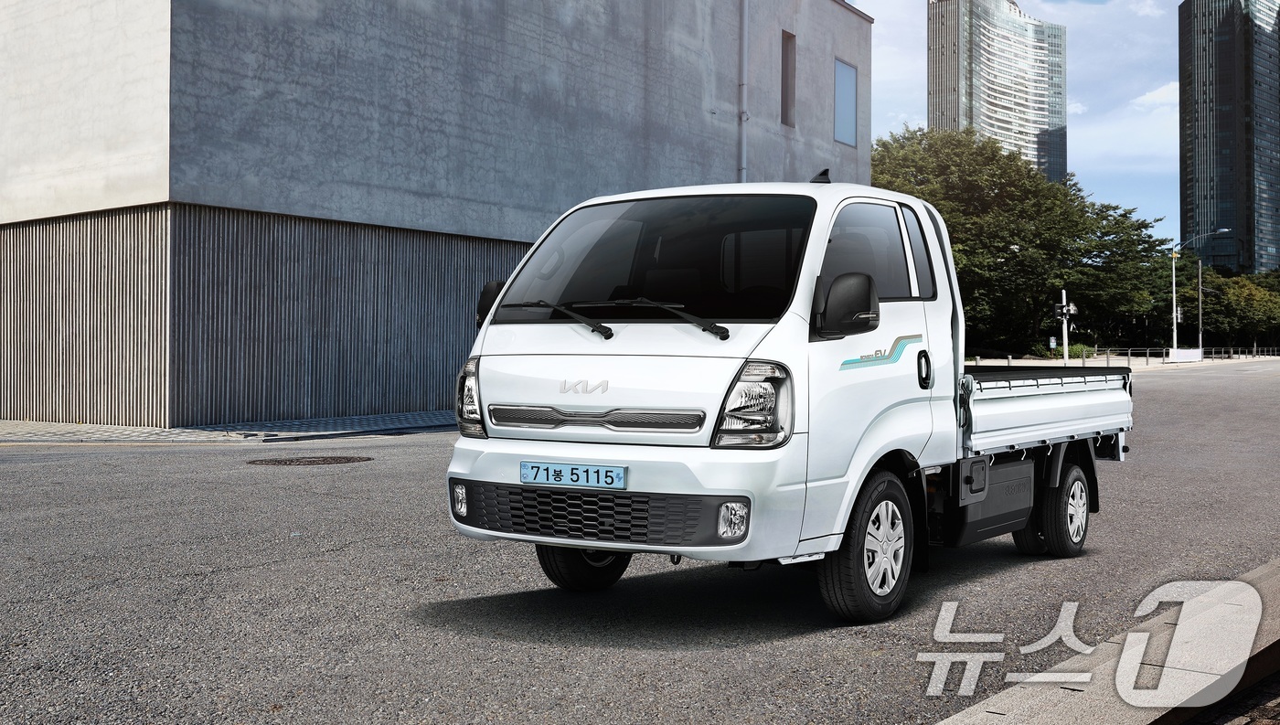 (서울=뉴스1) 이연주 기자 = 기아가 상품 경쟁력을 높인 대표 소형 트럭 'The 2025 봉고 Ⅲ EV'를 22일 출시하고 본격적인 판매에 돌입한다.사진은 'The 2025 봉 …