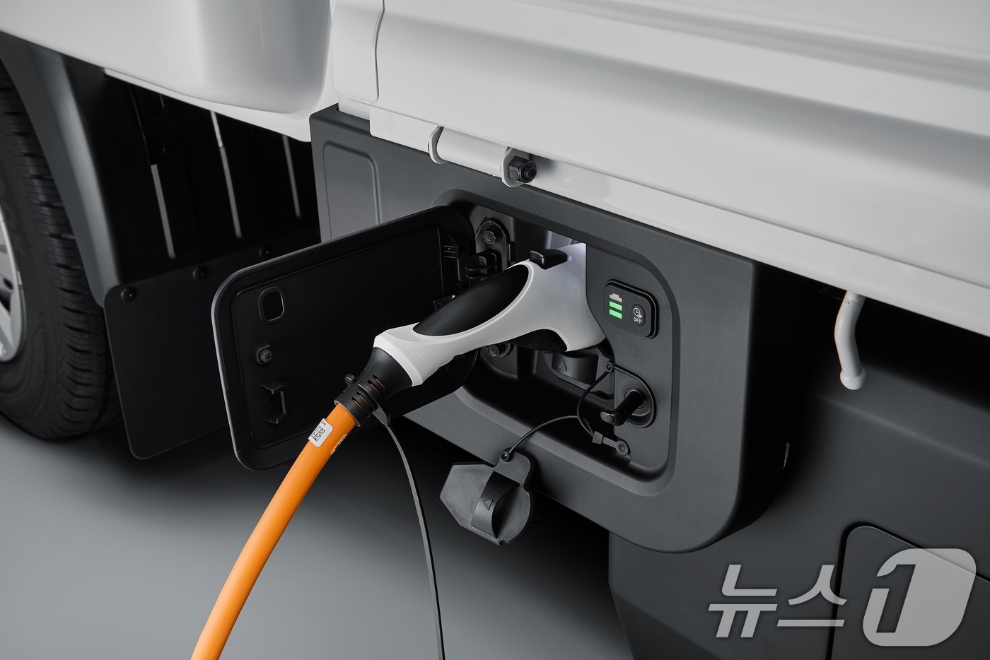 (서울=뉴스1) 이연주 기자 = 기아가 상품 경쟁력을 높인 대표 소형 트럭 'The 2025 봉고 Ⅲ EV'를 22일 출시하고 본격적인 판매에 돌입한다.사진은 LED조명이 추가로 …