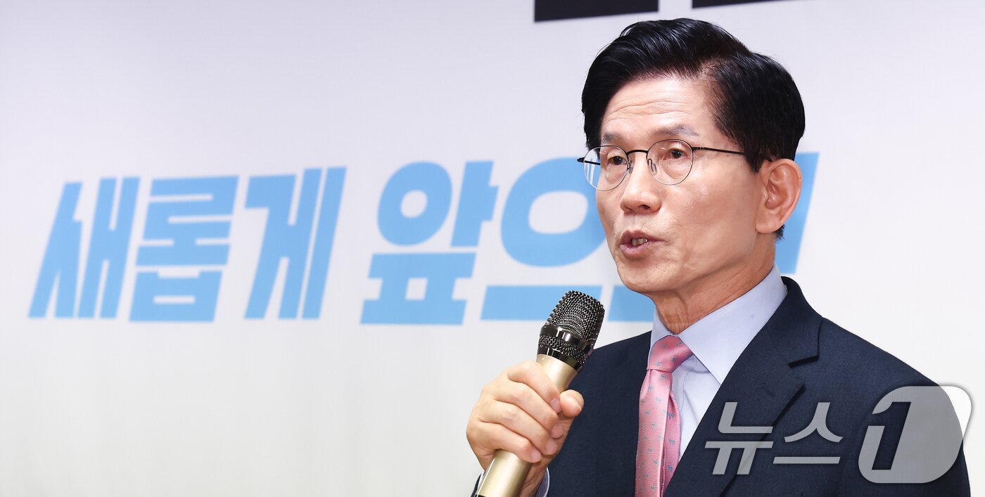 본문 이미지 - 김문수 국민의힘 대선 경선 후보가 22일 오전 서울 여의도 선거사무소에서 청년을 위한 3대 부동산 공약 발표를 하고 있다. 2025.4.22/뉴스1 ⓒ News1 김민지 기자