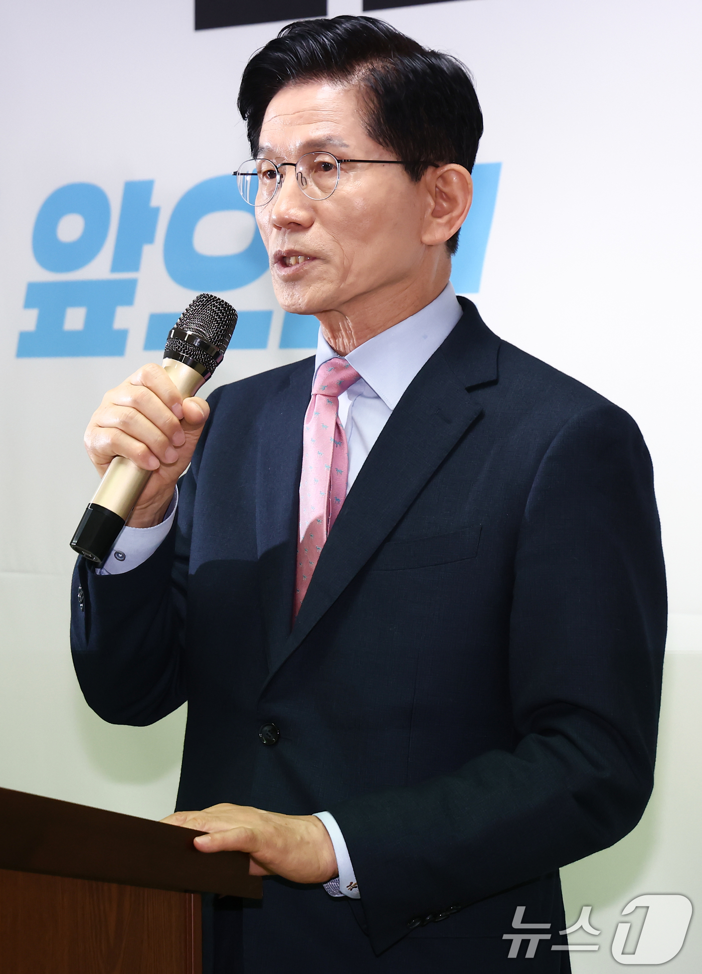 (서울=뉴스1) 김민지 기자 = 김문수 국민의힘 대선 경선 후보가 22일 오전 서울 여의도 선거사무소에서 청년을 위한 3대 부동산 공약 발표를 하고 있다. 2025.4.22/뉴스1 …