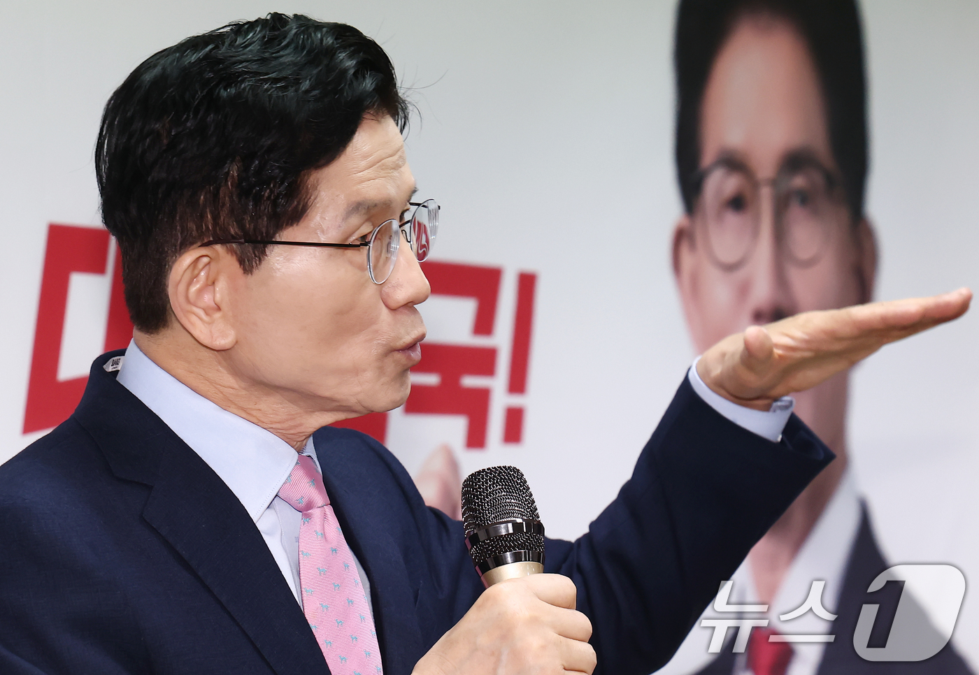 (서울=뉴스1) 김민지 기자 = 김문수 국민의힘 대선 경선 후보가 22일 오전 서울 여의도 선거사무소에서 청년을 위한 3대 부동산 공약 발표를 하고 있다. 2025.4.22/뉴스1 …