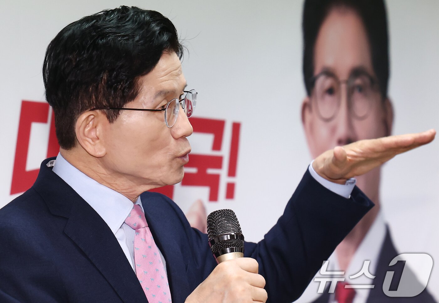 본문 이미지 - 김문수 국민의힘 대선 경선 후보가 서울 여의도 선거사무소에서 공약 발표를 하고 있다. /뉴스1 ⓒ News1 김민지 기자