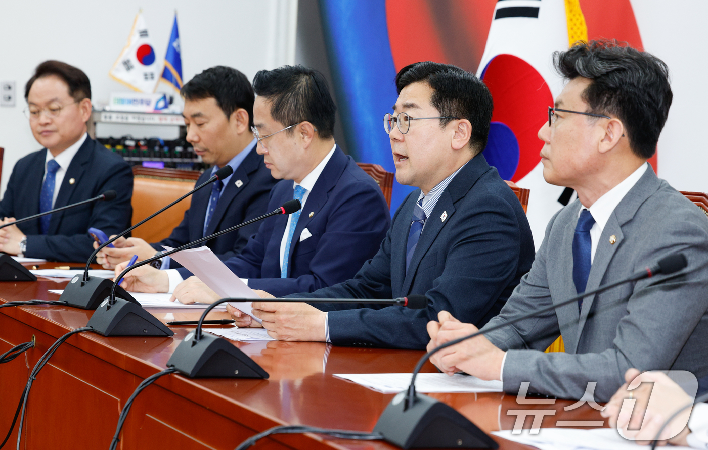 (서울=뉴스1) 안은나 기자 = 박찬대 더불어민주당 대표 직무대행 겸 원내대표가 22일 오전 서울 여의도 국회에서 열린 원내대책회의에 참석해 모두 발언하고 있다. 2025.4.22 …