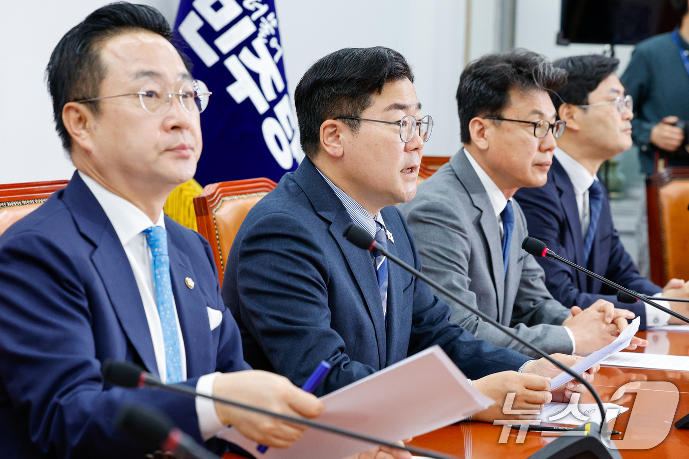 (서울=뉴스1) 안은나 기자 = 박찬대 더불어민주당 대표 직무대행 겸 원내대표가 22일 오전 서울 여의도 국회에서 열린 원내대책회의에 참석해 모두 발언하고 있다. 2025.4.22 …