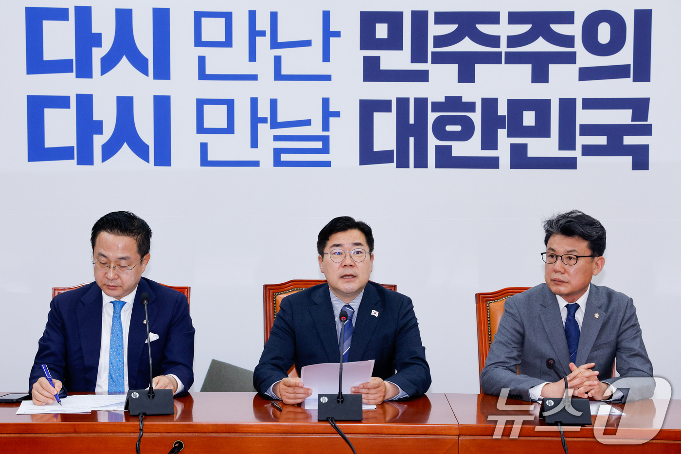 (서울=뉴스1) 안은나 기자 = 박찬대 더불어민주당 대표 직무대행 겸 원내대표가 22일 오전 서울 여의도 국회에서 열린 원내대책회의에 참석해 모두 발언하고 있다. 2025.4.22 …