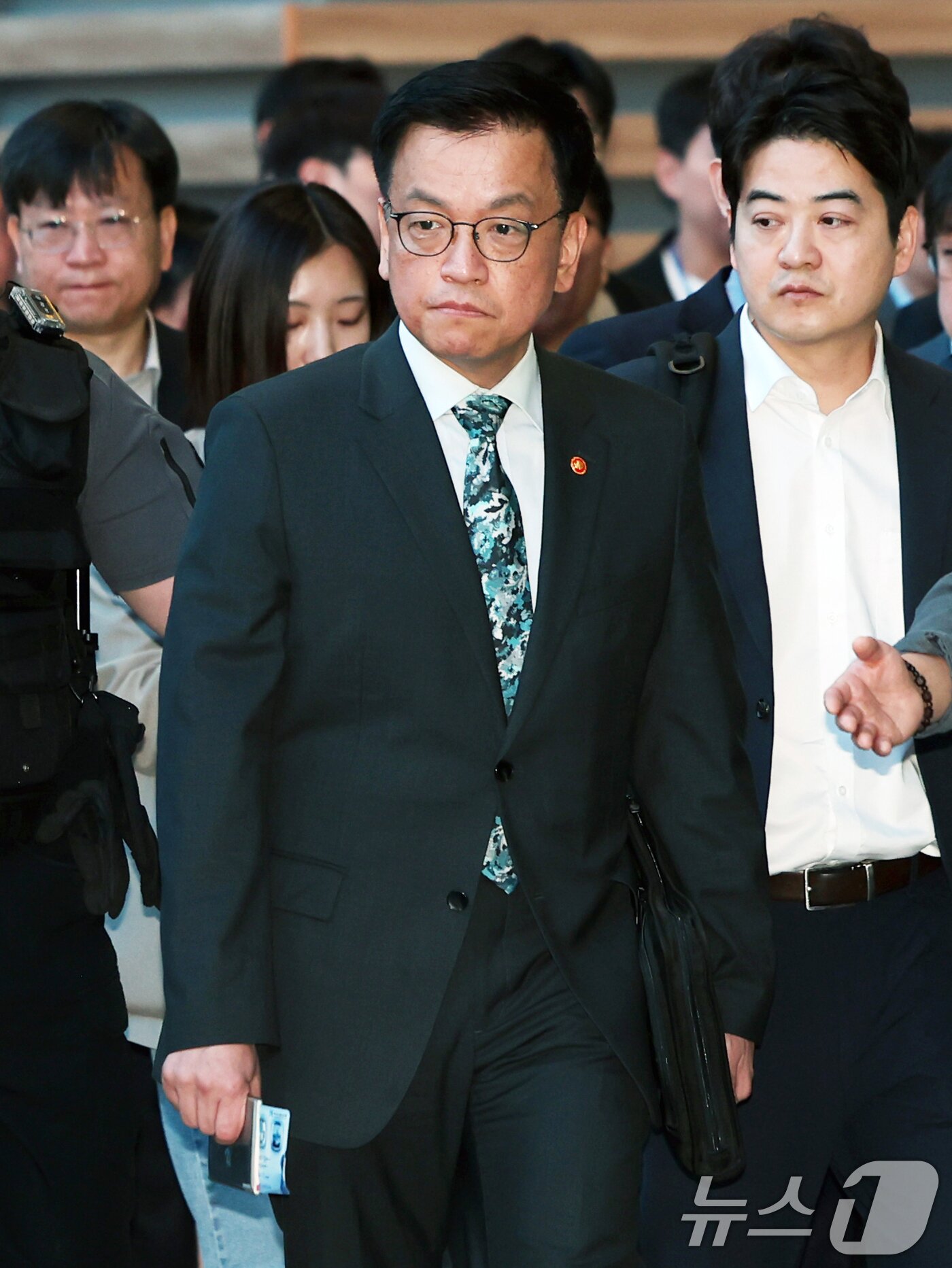 본문 이미지 - 최상목 경제부총리 겸 기획재정부 장관이 22일 오전 인천국제공항에서 한·미 2+2 통상협의(Trade Consultation)와 주요 20개국(G20) 재무장관회의, 국제통화금융위원회(IMFC) 참석을 위해 출국하고 있다. 2025.4.22/뉴스1 ⓒ News1 황기선 기자
