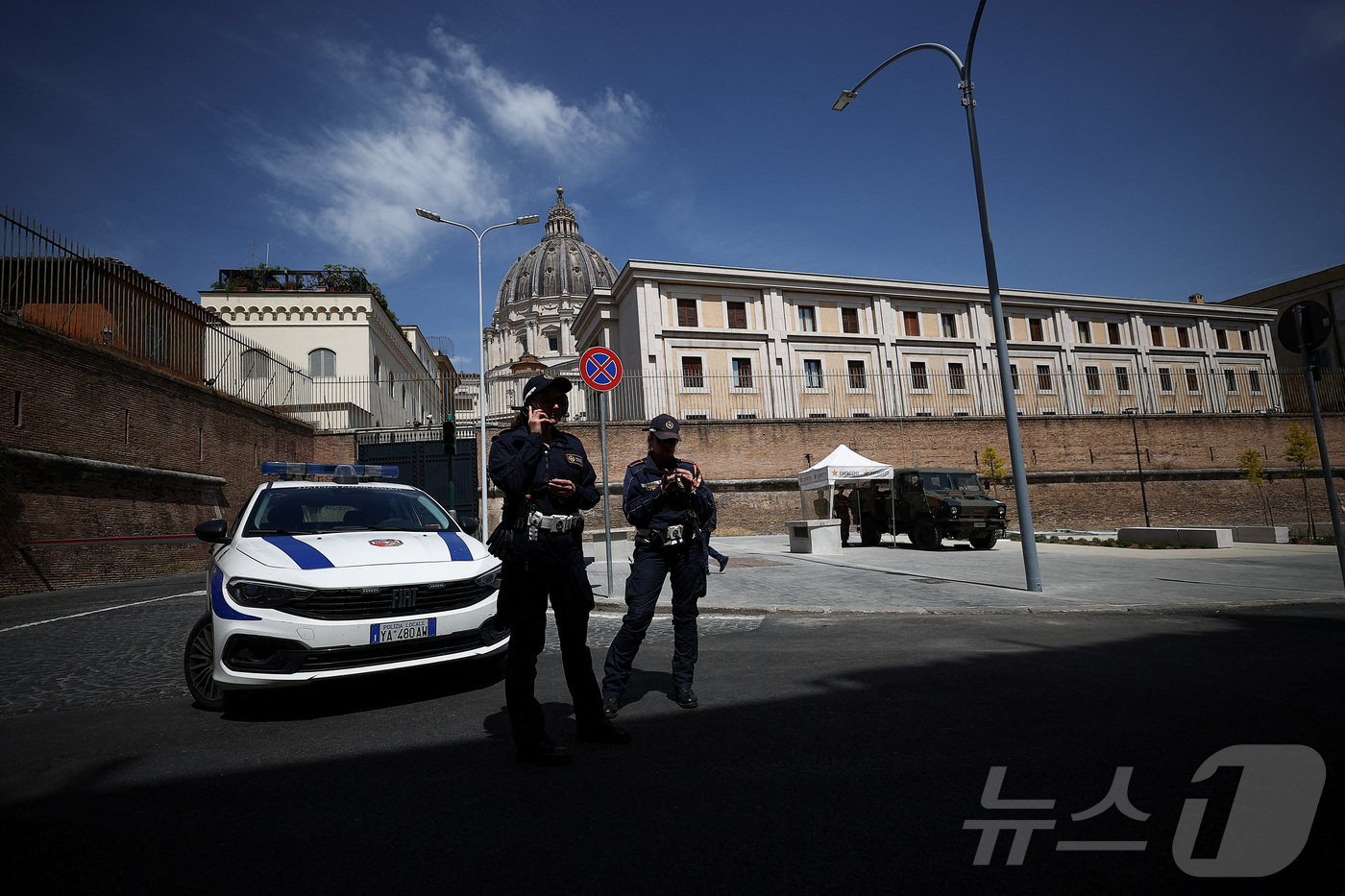 (바티칸 로이터=뉴스1) 최종일 선임기자 = 21일(현지시간) 프란치스코 교황이 선종한 가운데 현지 경찰이 바티칸의 '성녀 마르타의 집(Casa Santa Marta)' 앞에서 경 …