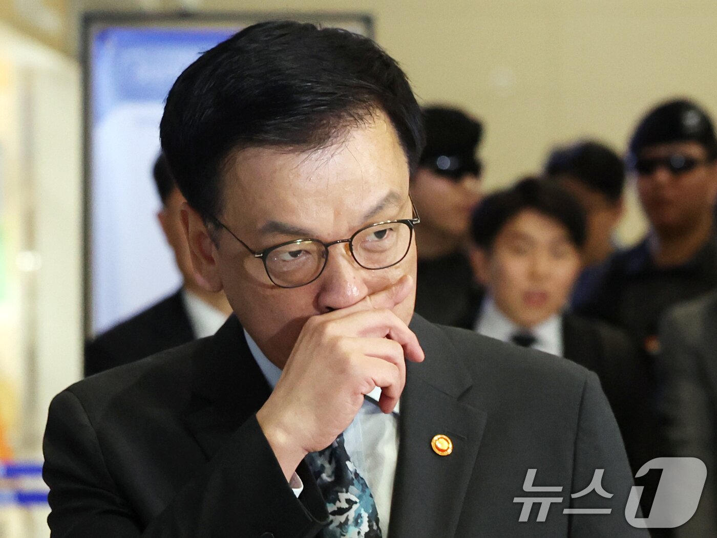 본문 이미지 - 최상목 경제부총리 겸 기획재정부 장관이 22일 오전 인천국제공항에서 한·미 2+2 통상협의(Trade Consultation)와 주요 20개국(G20) 재무장관회의, 국제통화금융위원회(IMFC) 참석을 위해 출국하고 있다. 2025.4.22/뉴스1 ⓒ News1 황기선 기자