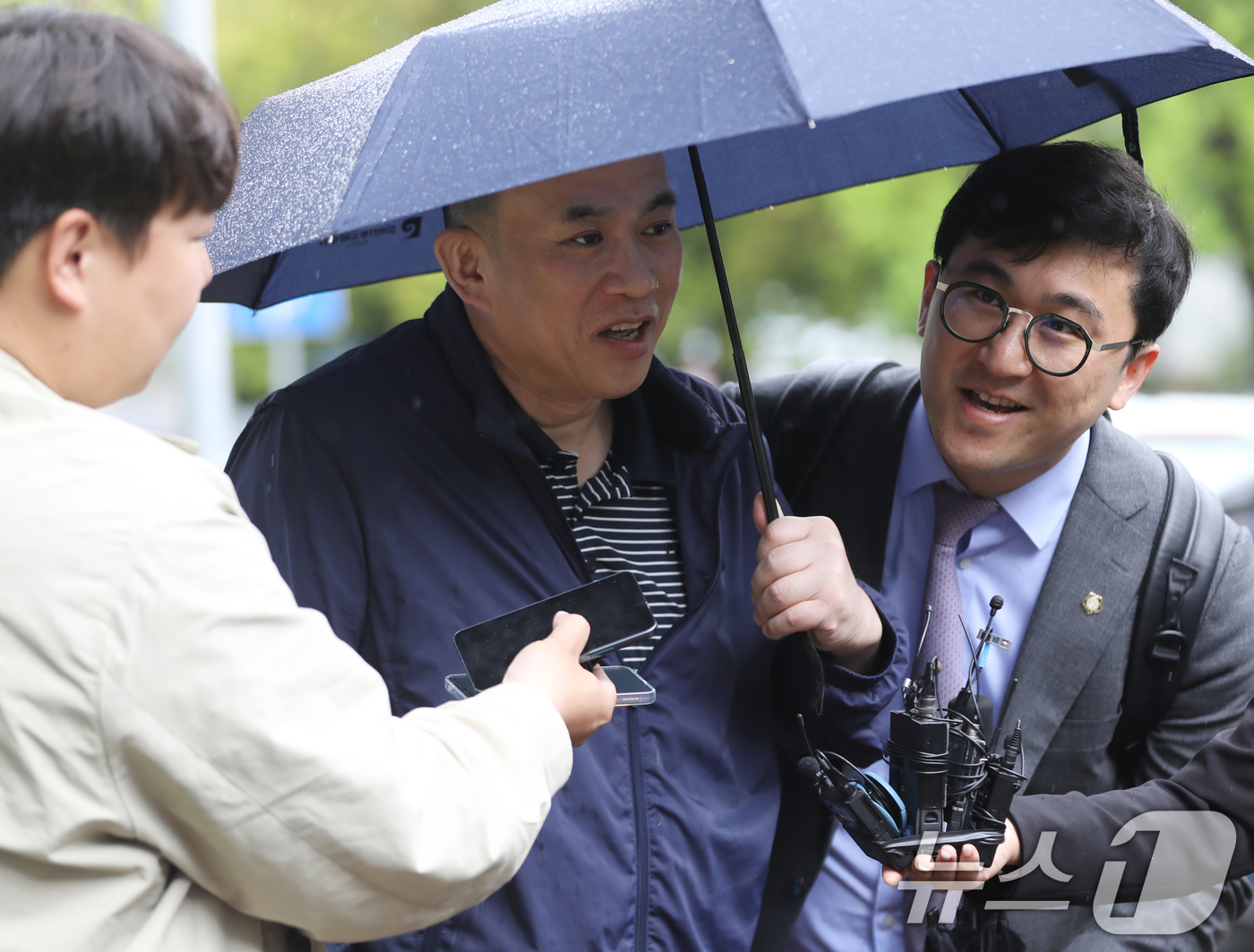 (창원=뉴스1) 윤일지 기자 = 공천 대가 돈 거래 혐의로 구속됐다가 최근 보석으로 풀려난 정치 브로커 명태균 씨가 22일 오전 경남 창원시 성산구 창원지방법원에서 열린 4차 공판 …