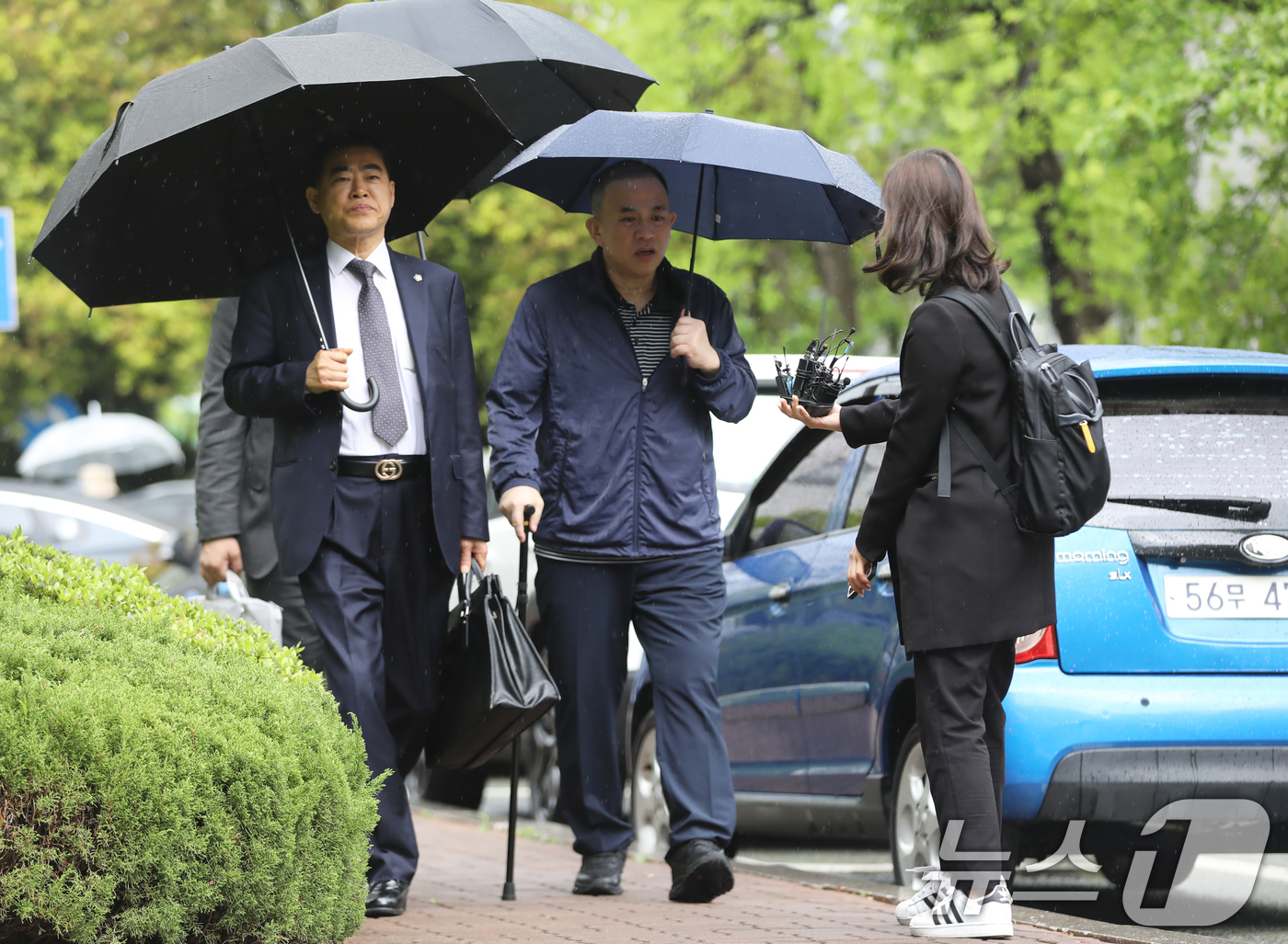 (창원=뉴스1) 윤일지 기자 = 공천 대가 돈 거래 혐의로 구속됐다가 최근 보석으로 풀려난 정치 브로커 명태균 씨가 22일 오전 경남 창원시 성산구 창원지방법원에서 열린 4차 공판 …